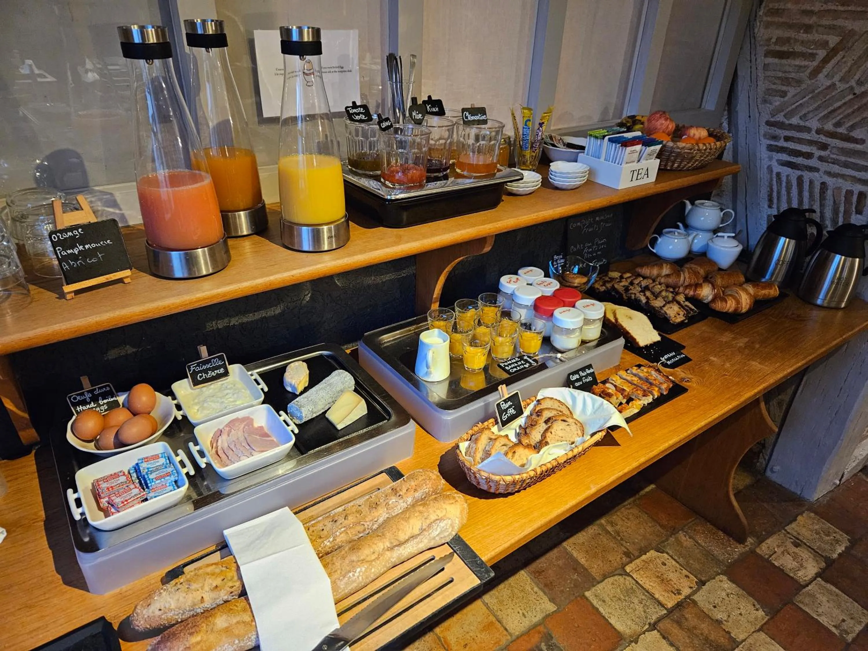 Buffet breakfast in Logis Hôtel Restaurant Relais de la Mothe