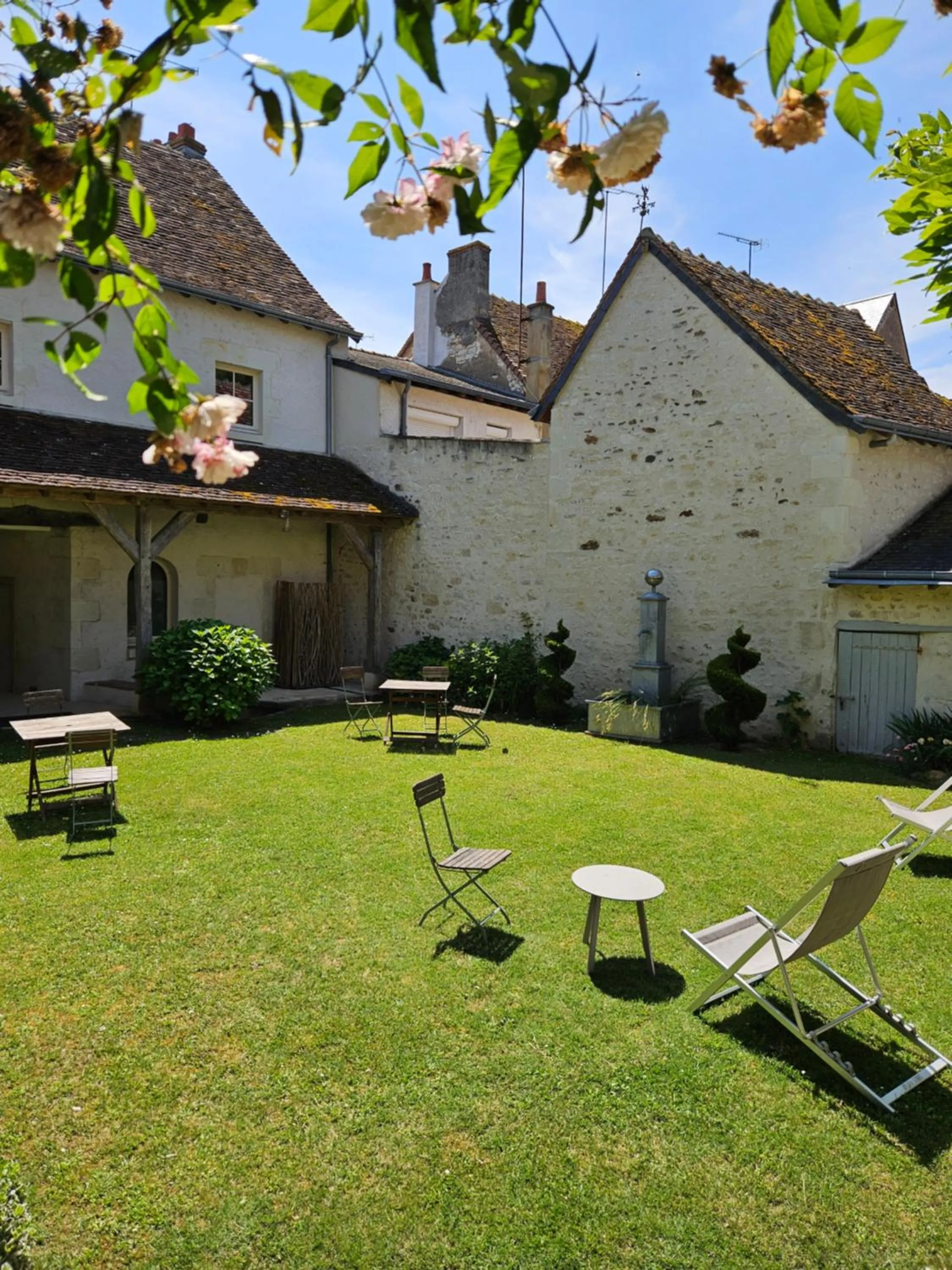 Patio in Logis Hôtel Restaurant Relais de la Mothe