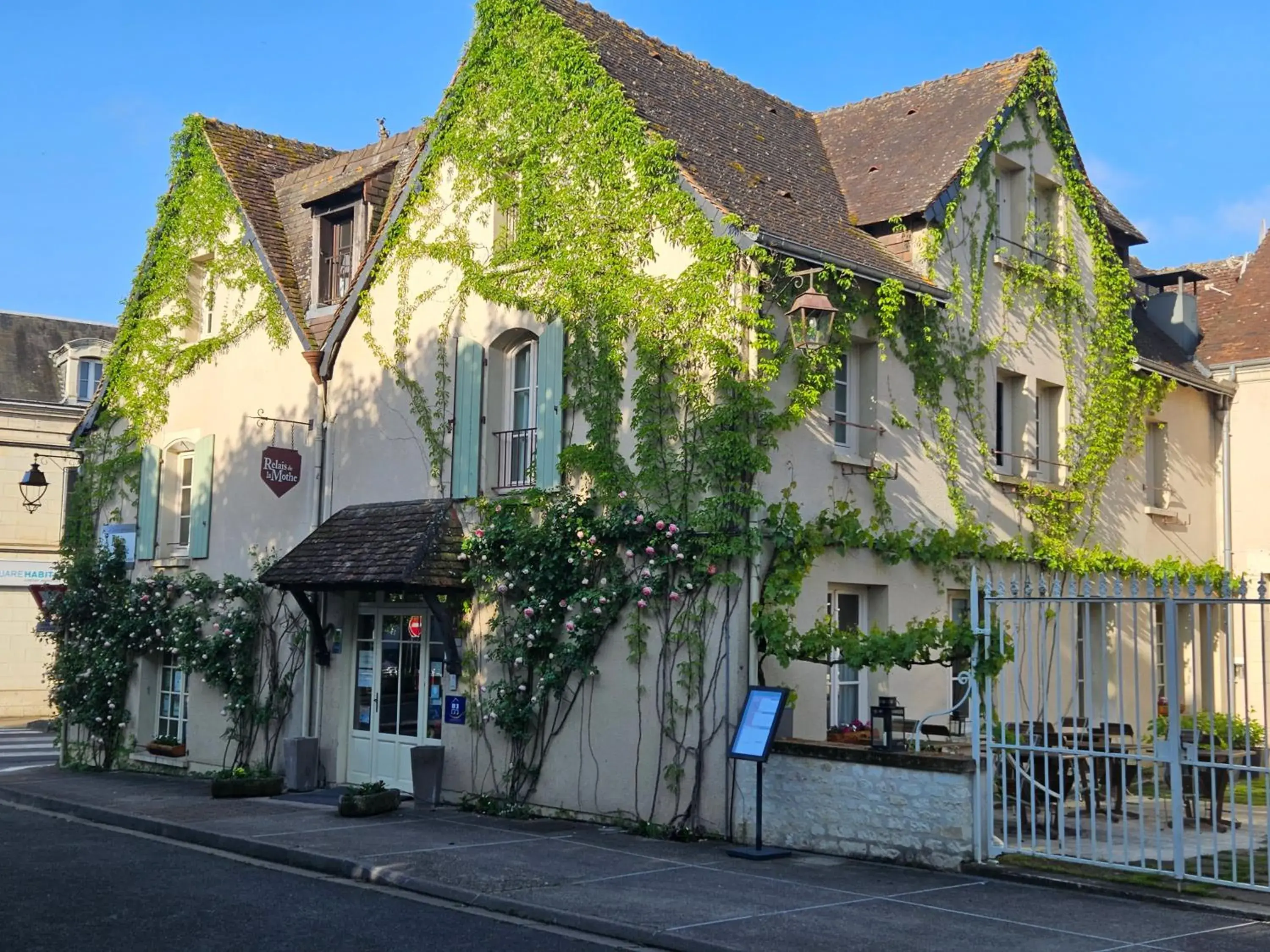 Property building in Logis Hôtel Restaurant Relais de la Mothe Property building in Logis Hôtel Restaurant Relais de la Mothe