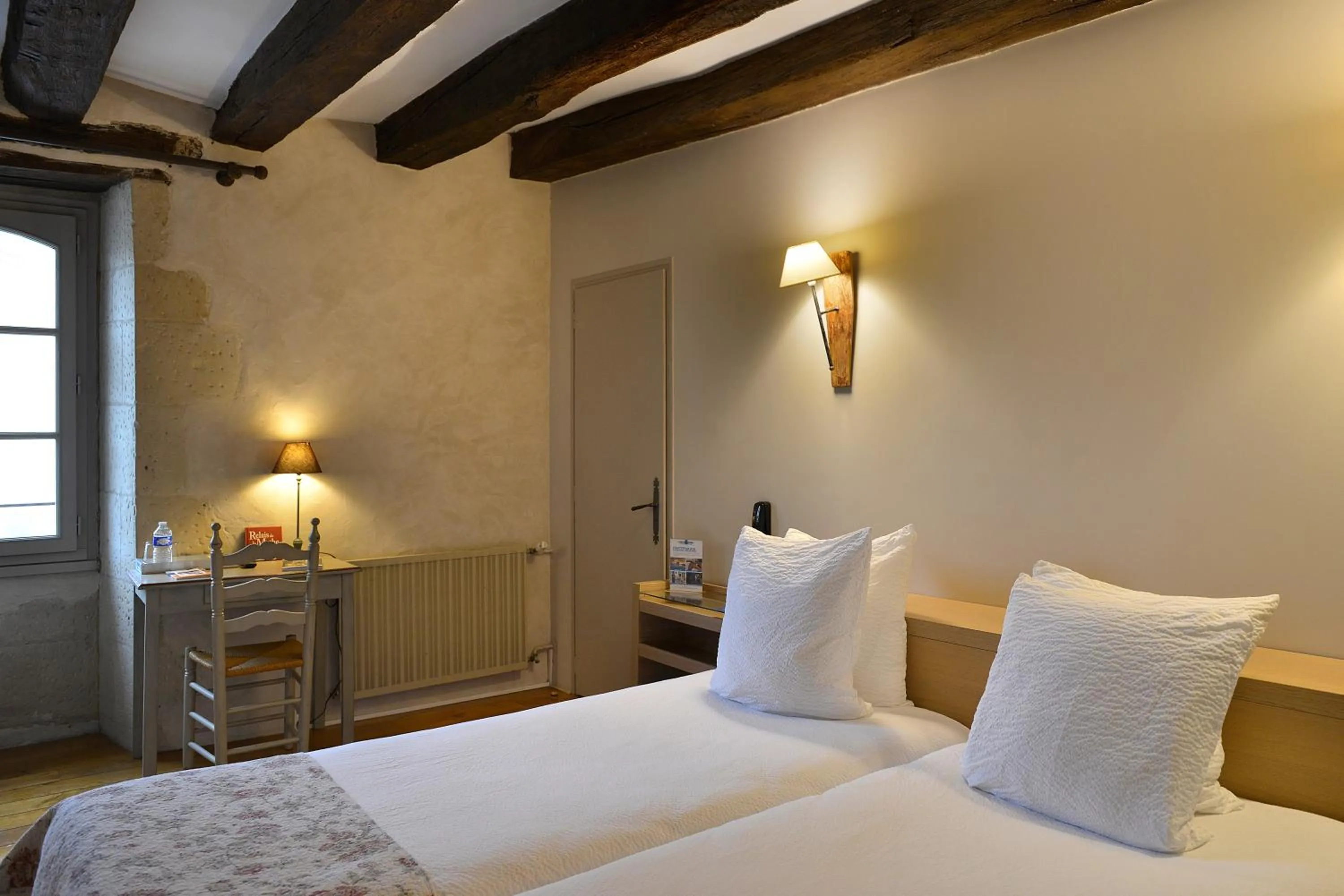 Bed in Logis Hôtel Restaurant Relais de la Mothe