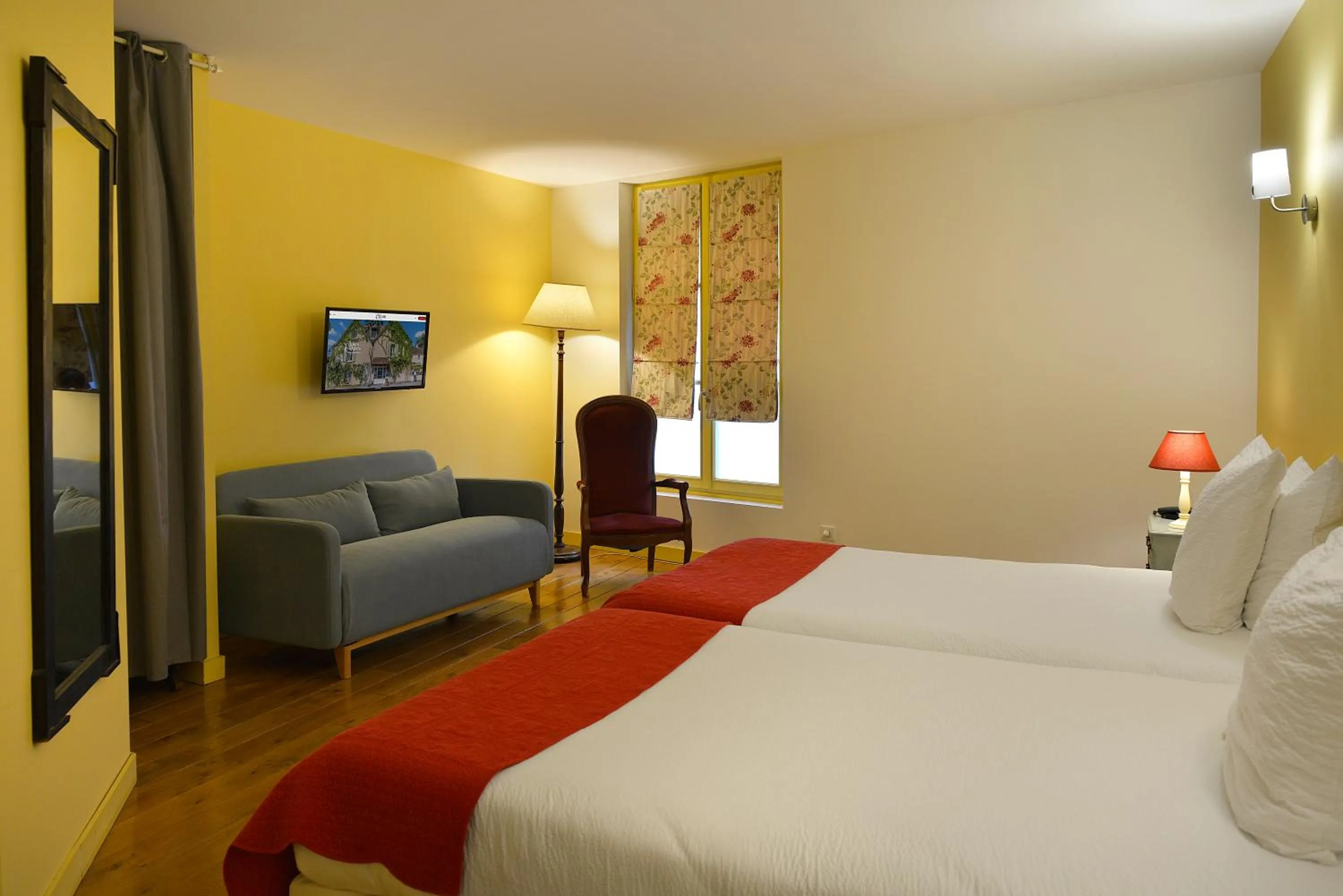 Bed in Logis Hôtel Restaurant Relais de la Mothe