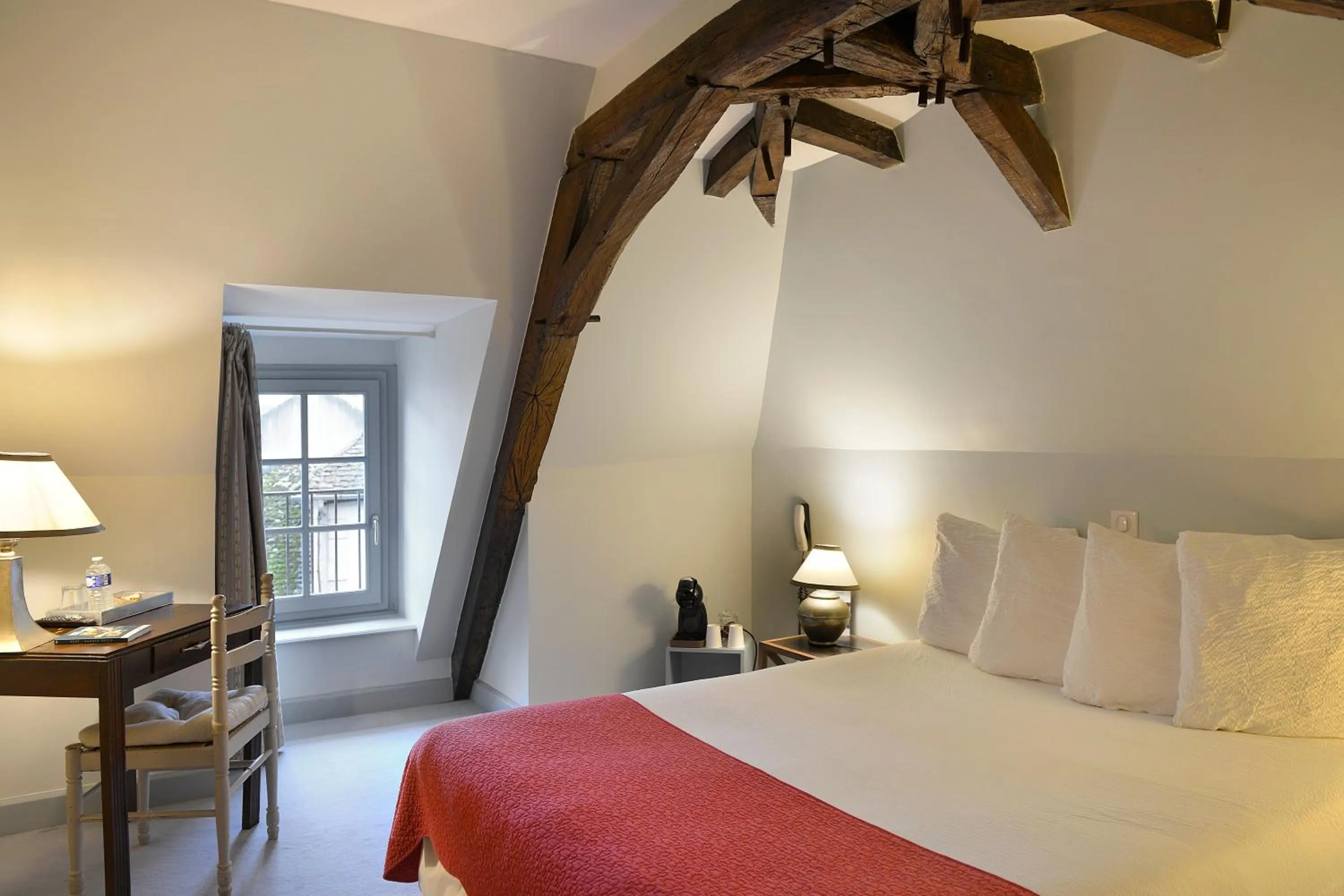 Bed in Logis Hôtel Restaurant Relais de la Mothe