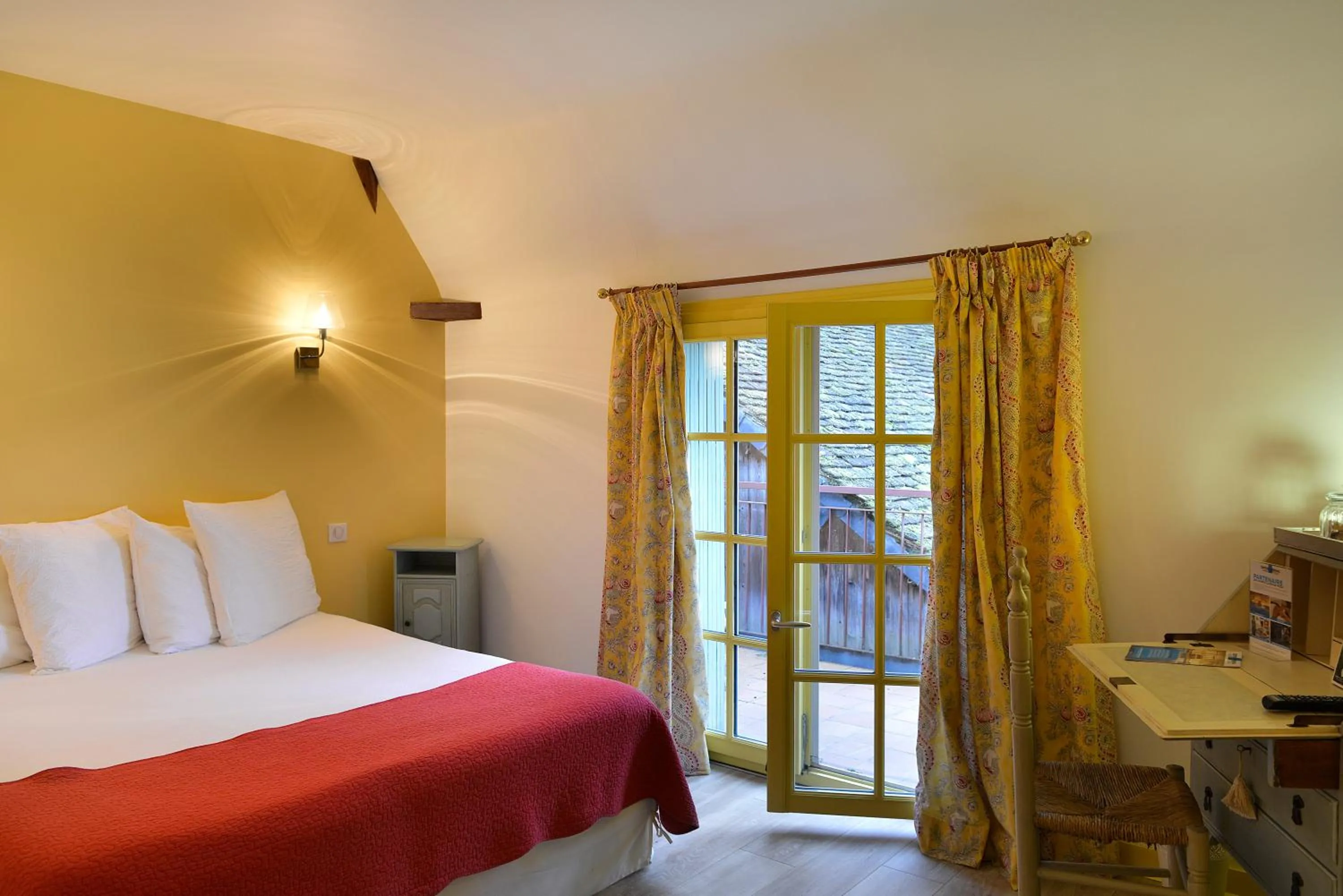 Bed in Logis Hôtel Restaurant Relais de la Mothe