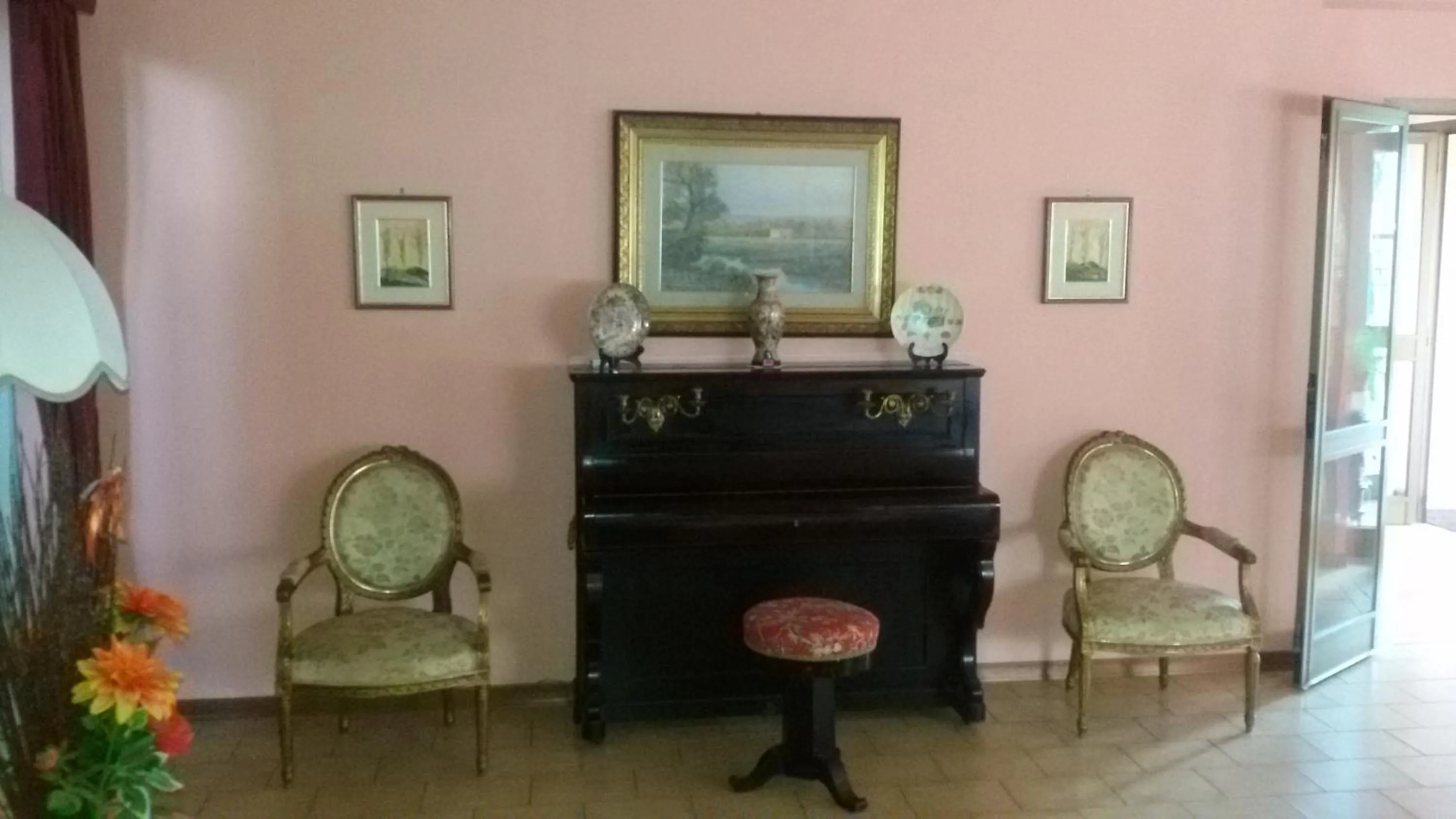 Communal lounge/ TV room in Hotel Le Vigne