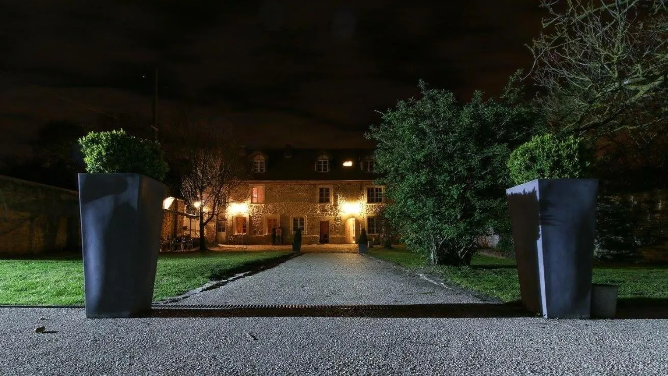 Facade/entrance in Domaine de la Villa du Moulin de Champie - Plaine de Versailles