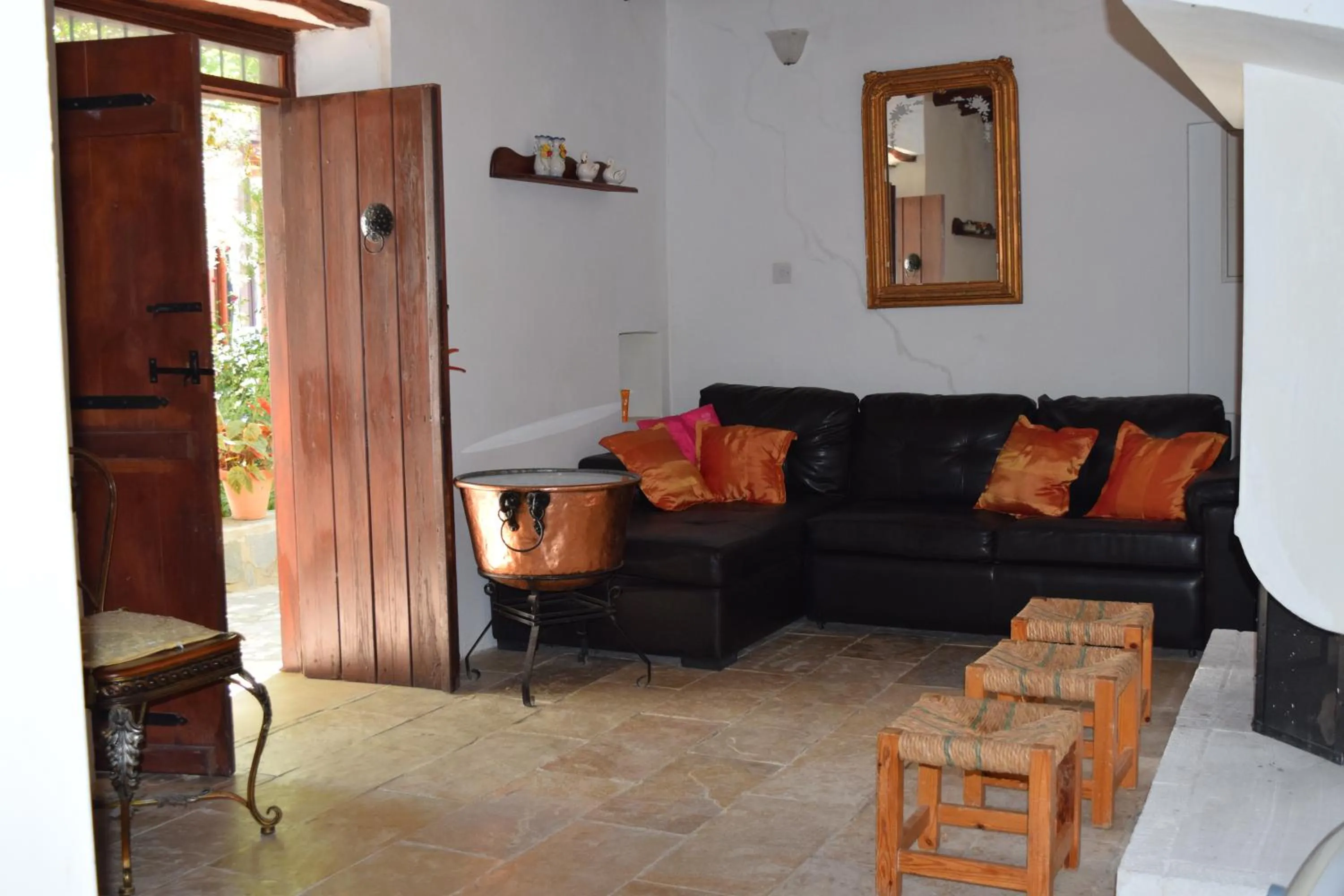 Communal lounge/ TV room in Lasa Heights Hotel