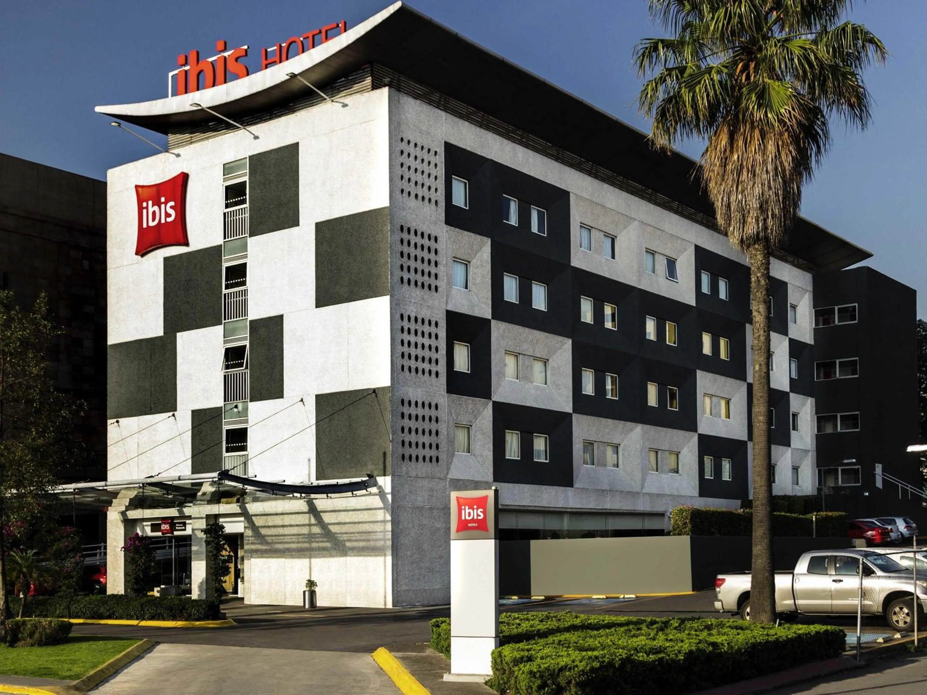 Property building in Ibis Mexico Perinorte