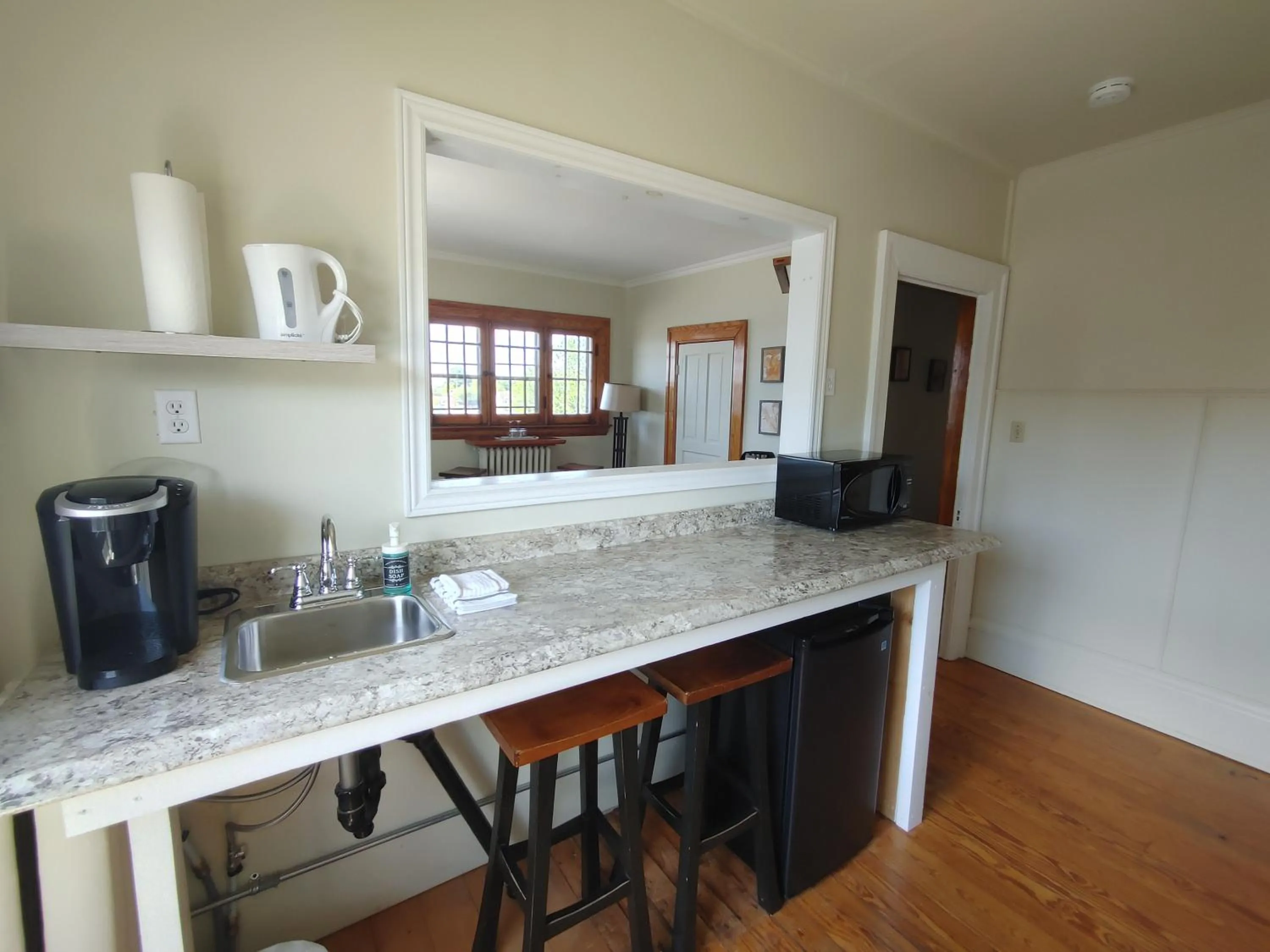 Kitchen or kitchenette in Stonewater Manor B&B