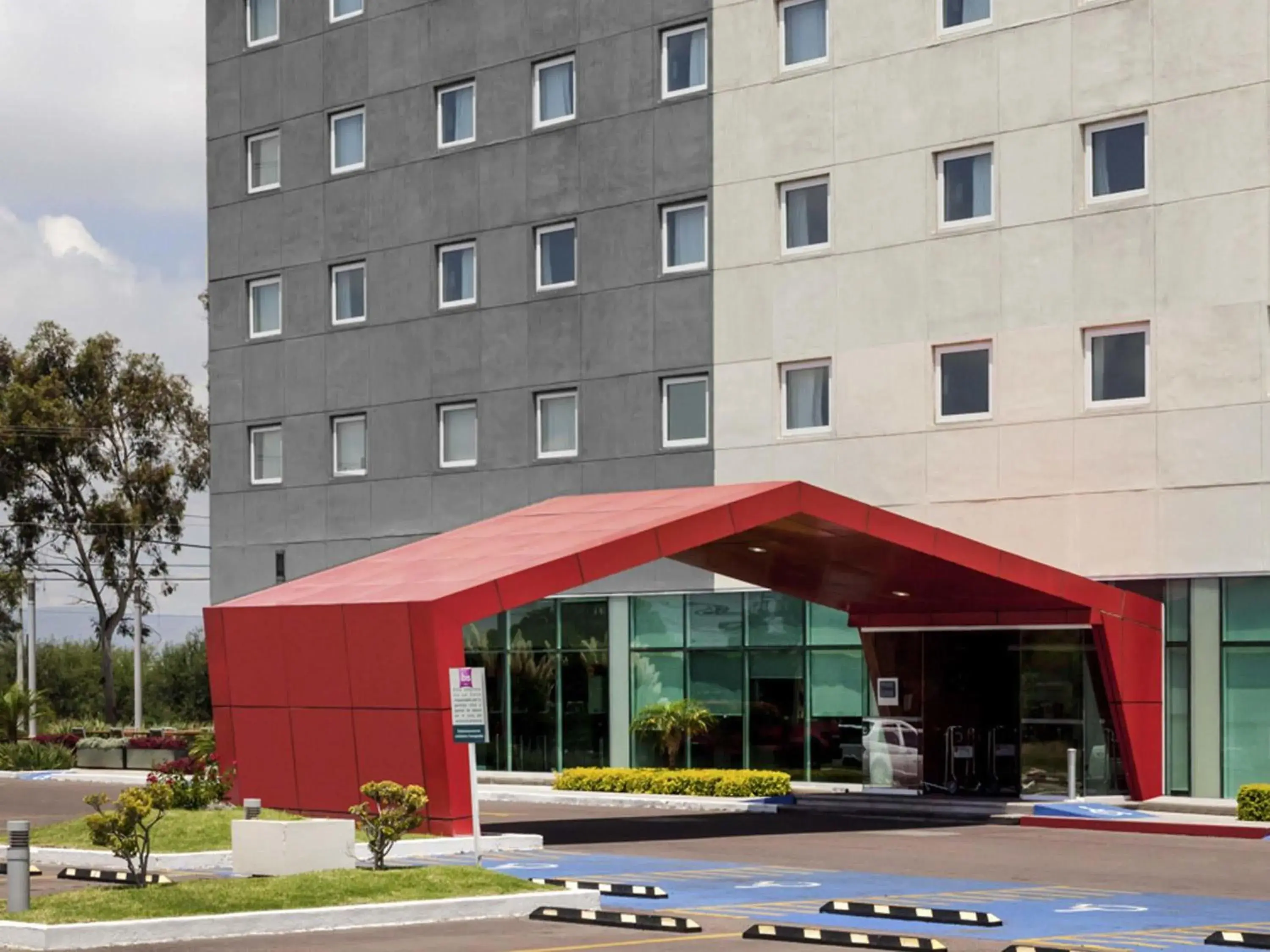 Property building in Ibis Aguascalientes Norte Property building in Ibis Aguascalientes Norte