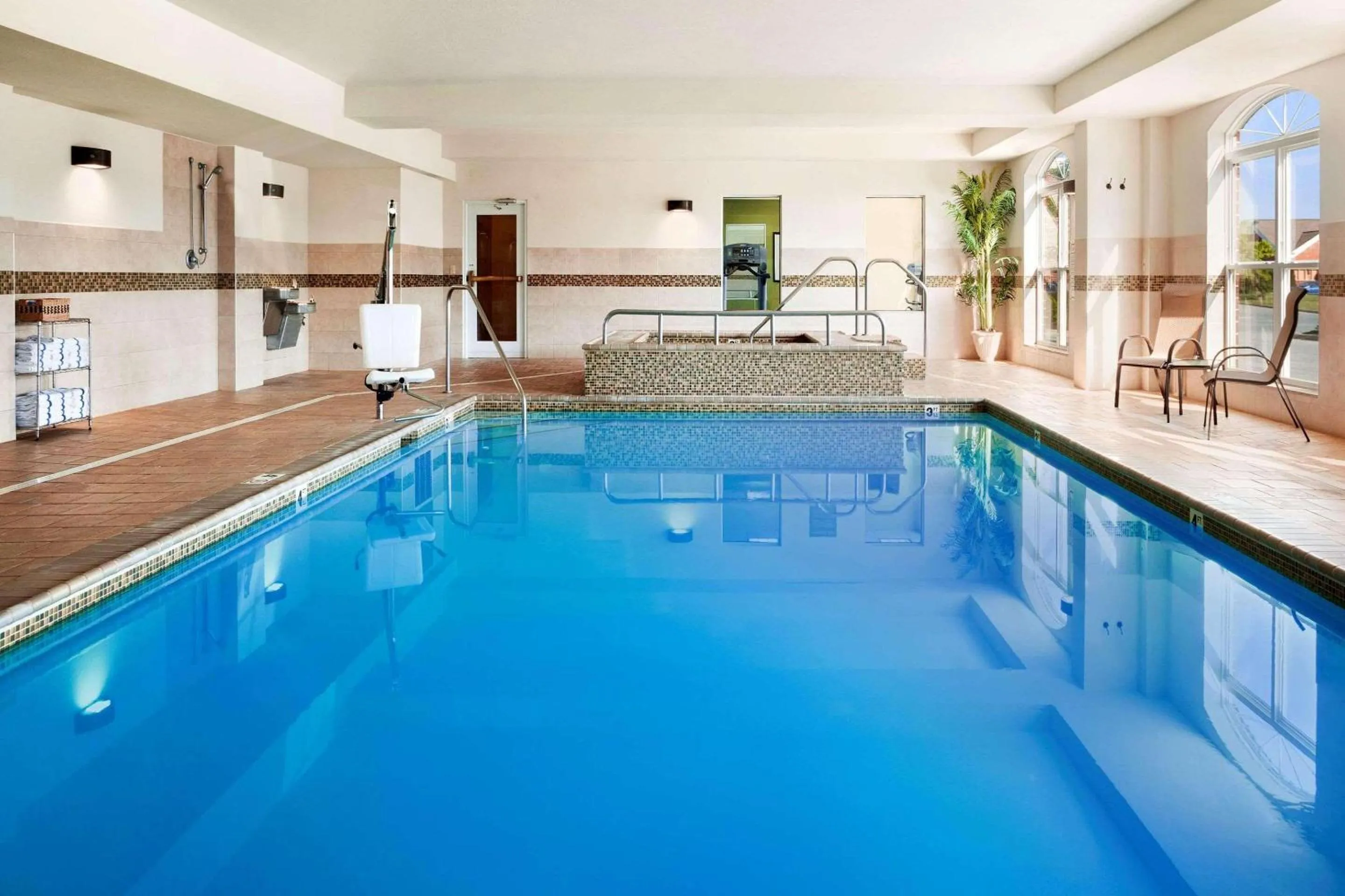 Swimming pool in Country Inn & Suites by Radisson, Lexington Park (Patuxent River Naval Air Station), MD