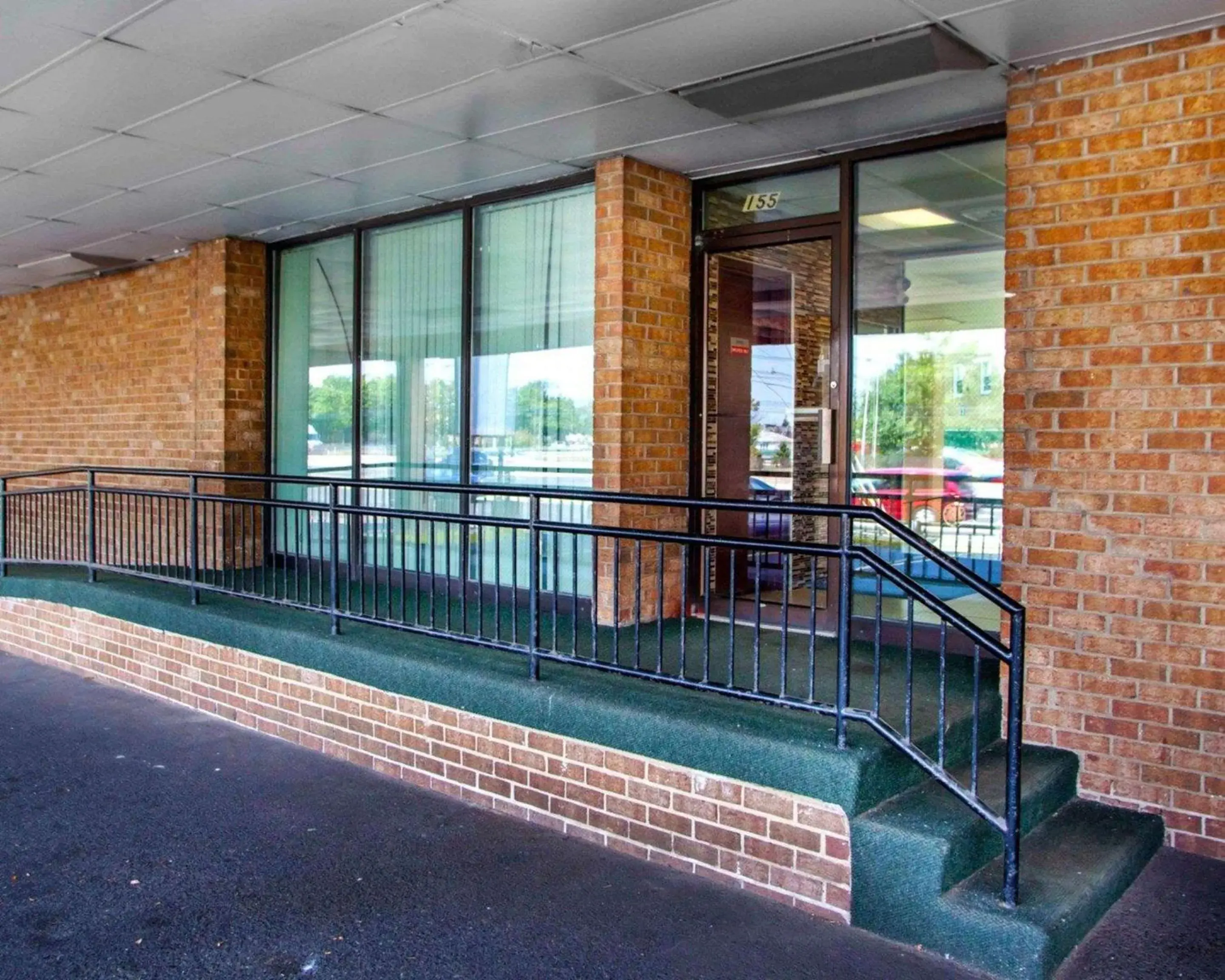 Property building in Rodeway Inn Meadowlands Property building in Rodeway Inn Meadowlands