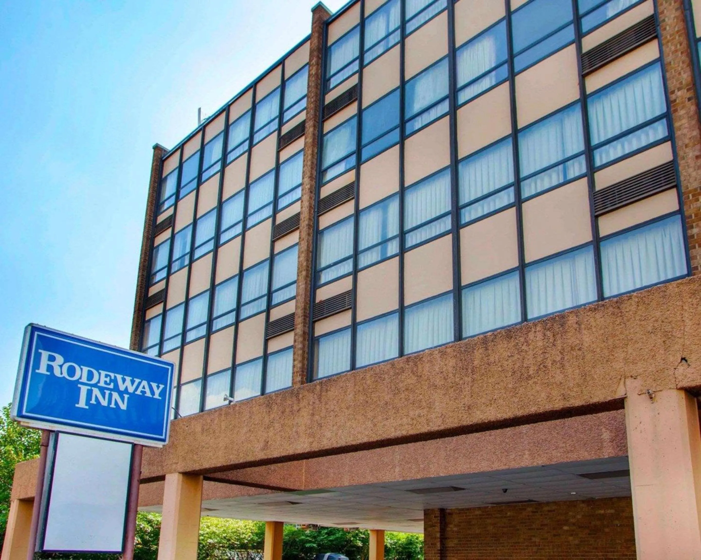 Property building in Rodeway Inn Meadowlands