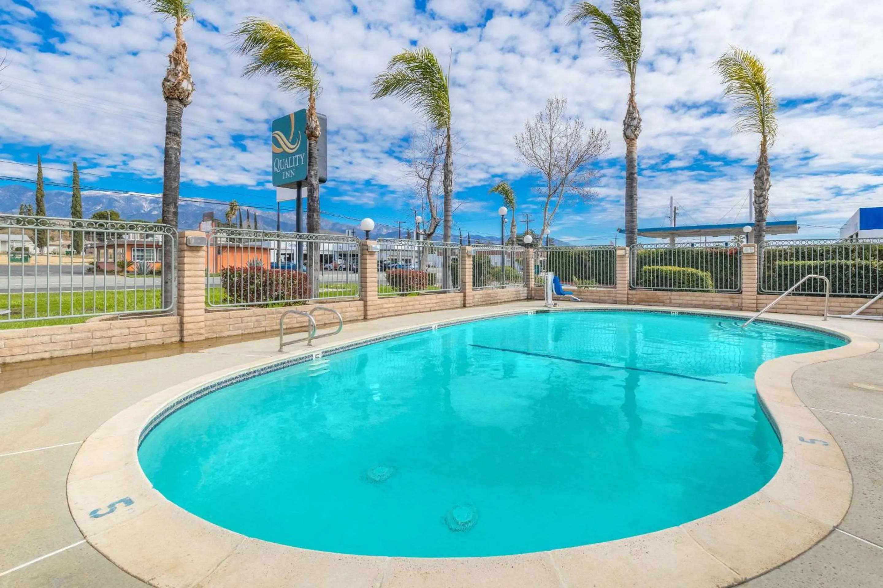 Swimming pool in Quality Inn Banning I-10