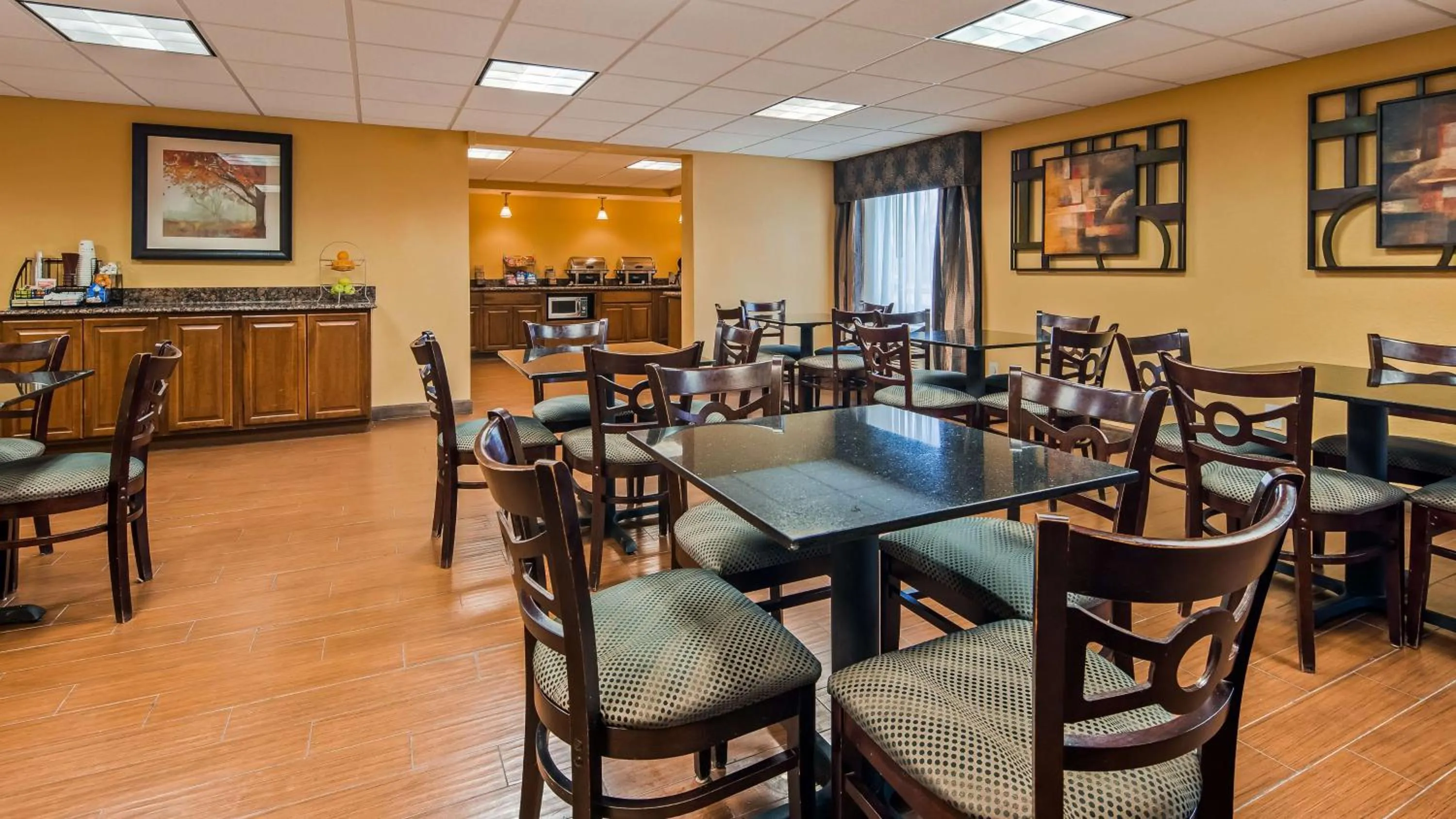 Restaurant/places to eat in Best Western Plus Parkway Hotel