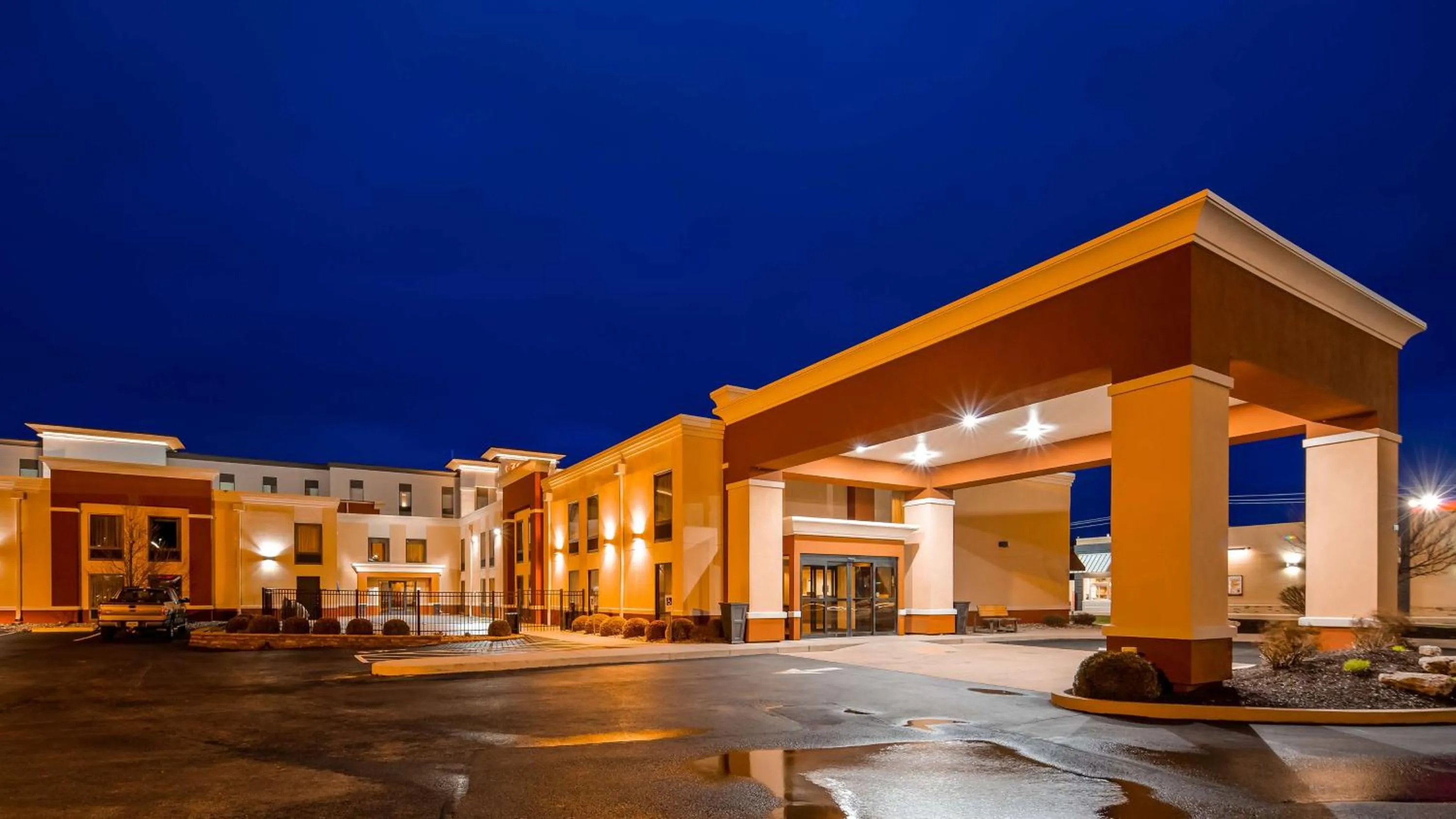 Property building in Best Western Plus Parkway Hotel