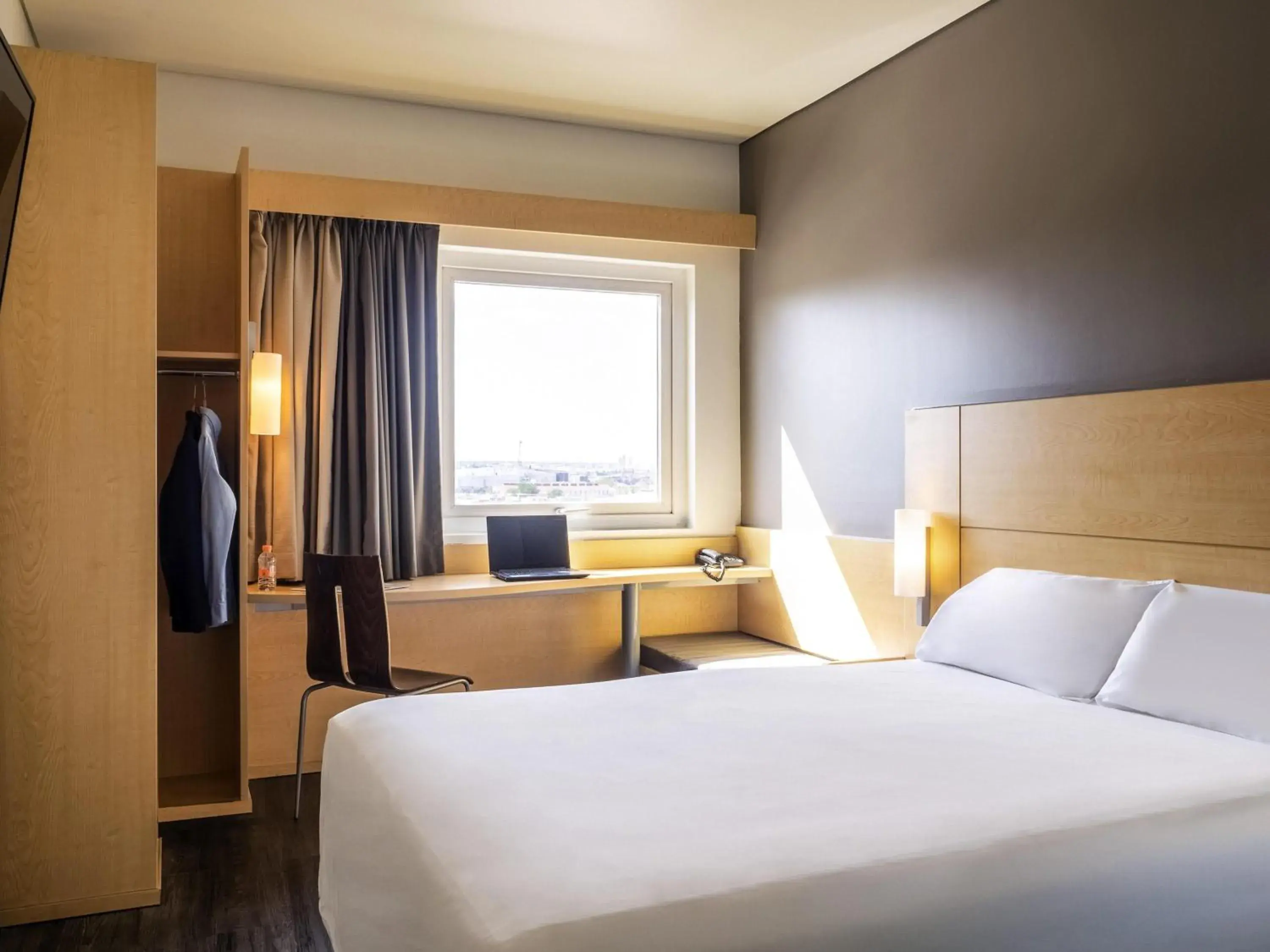 Bedroom, Bed in Ibis Chihuahua Bedroom, Bed in Ibis Chihuahua