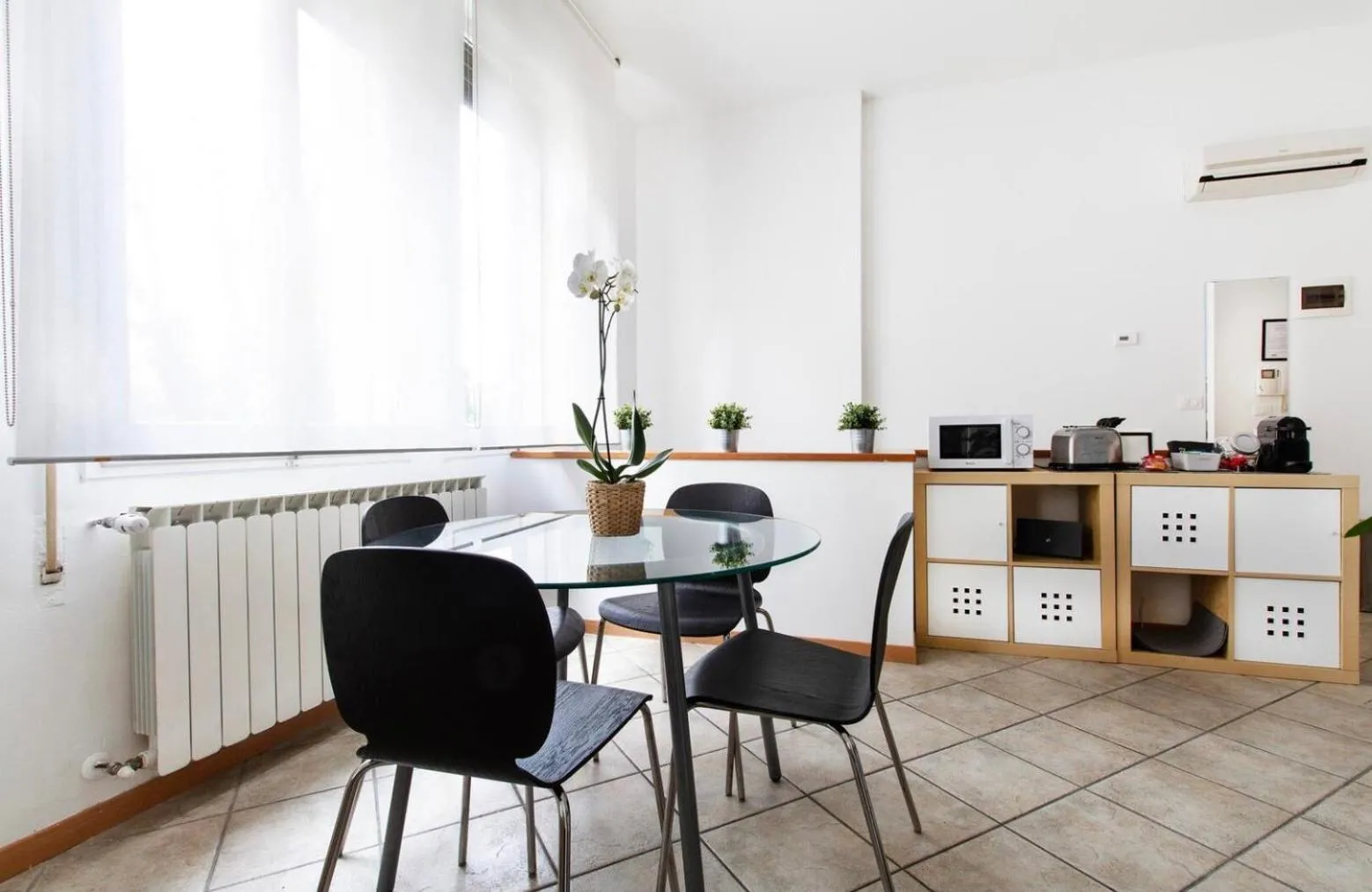 Dining area in Portobello Apartments