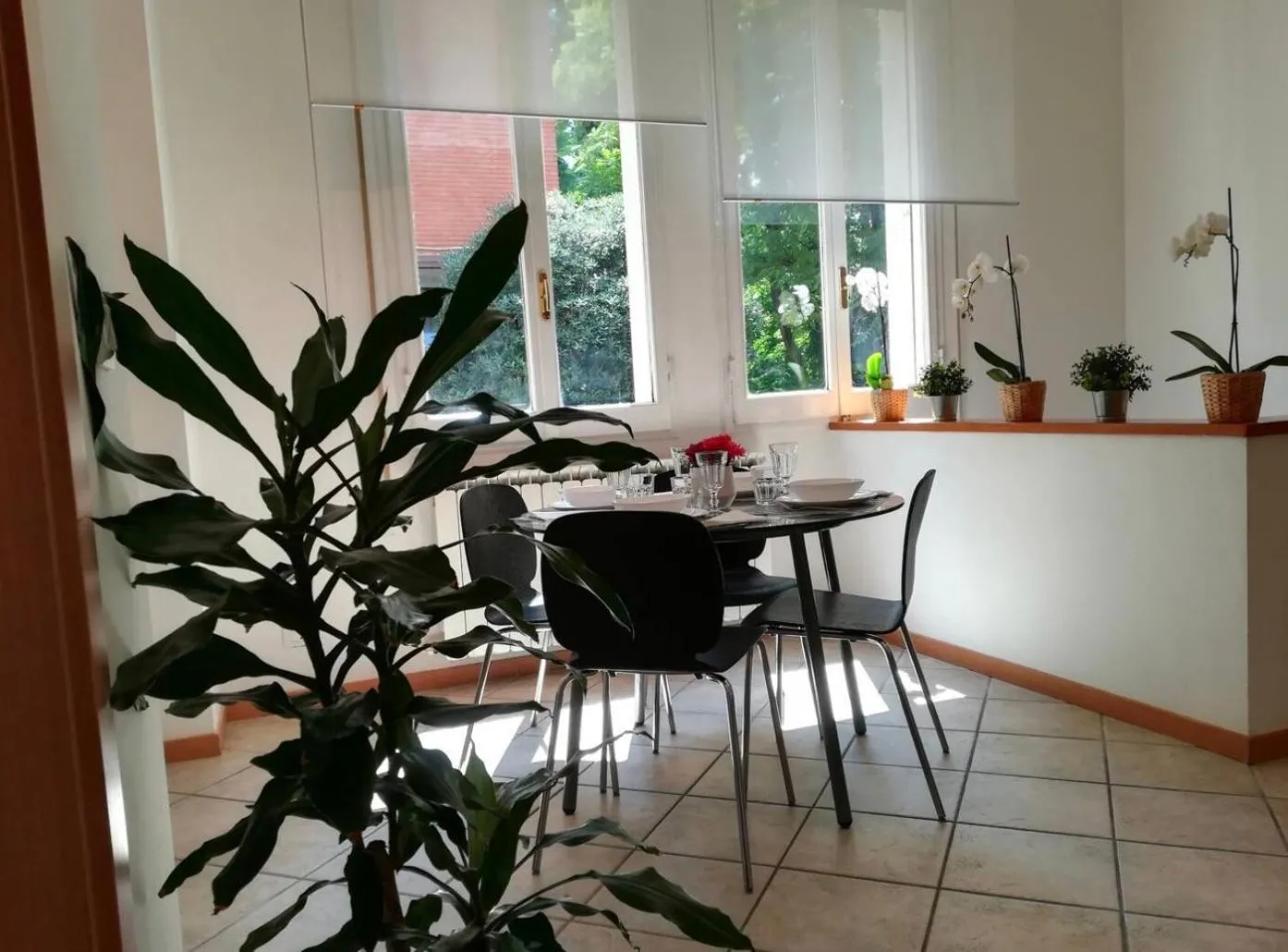 Dining area in Portobello Apartments