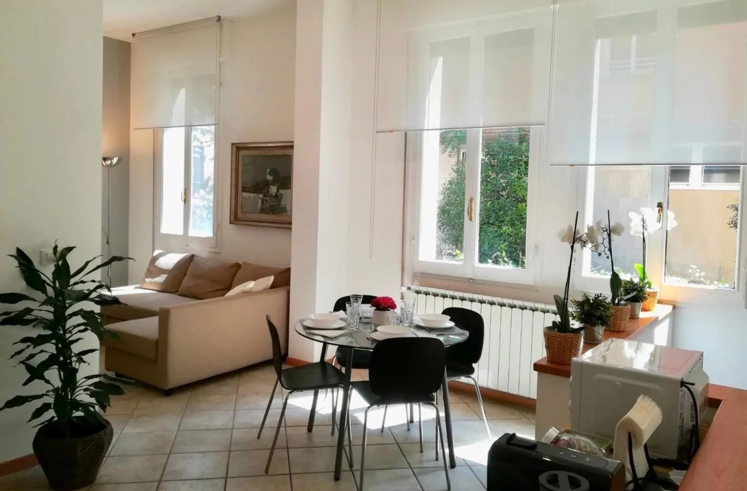 Dining area in Portobello Apartments