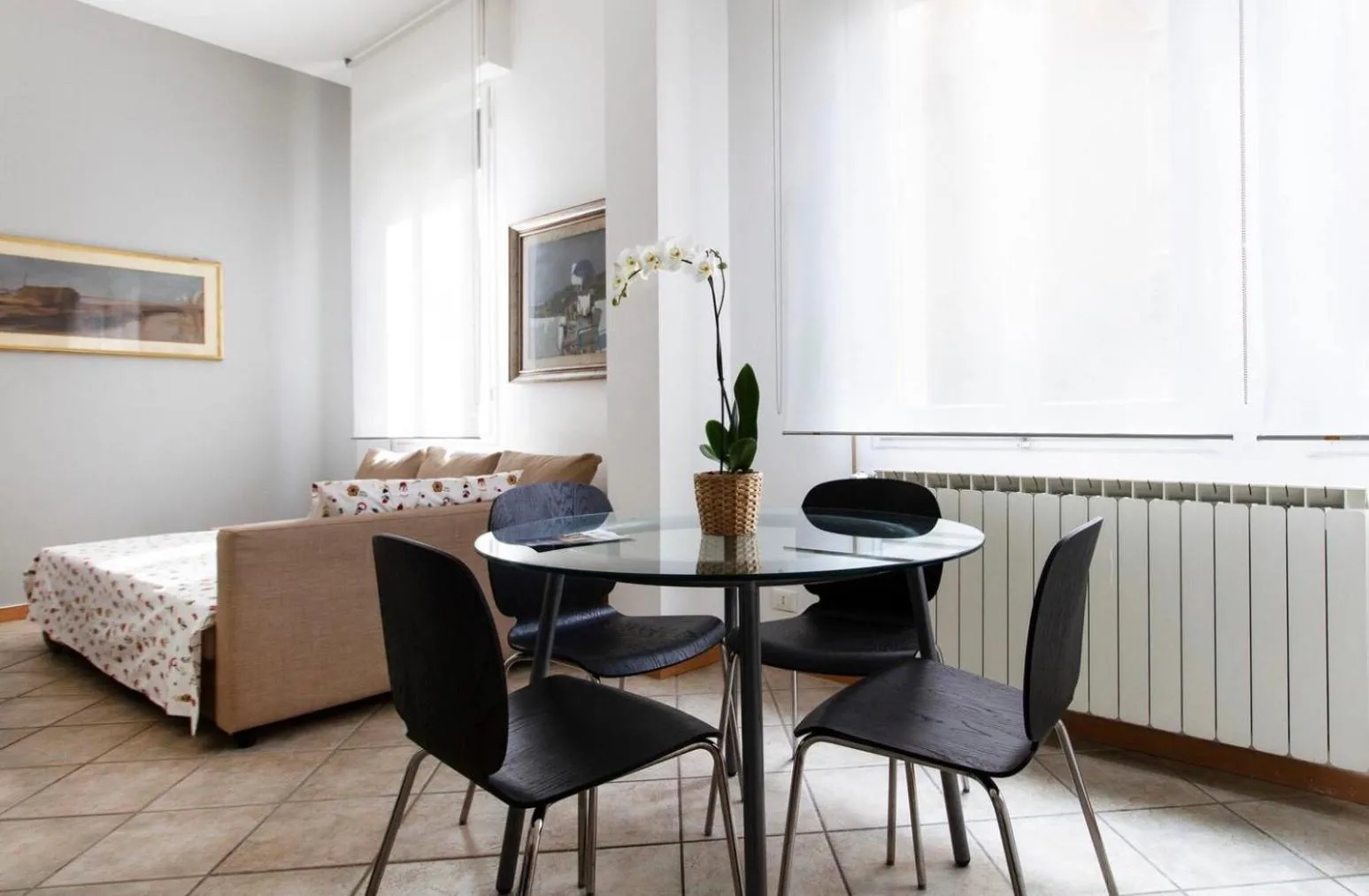 Dining area, Bed in Portobello Apartments