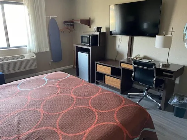 Bedroom, Bed in Super 8 by Wyndham Alton