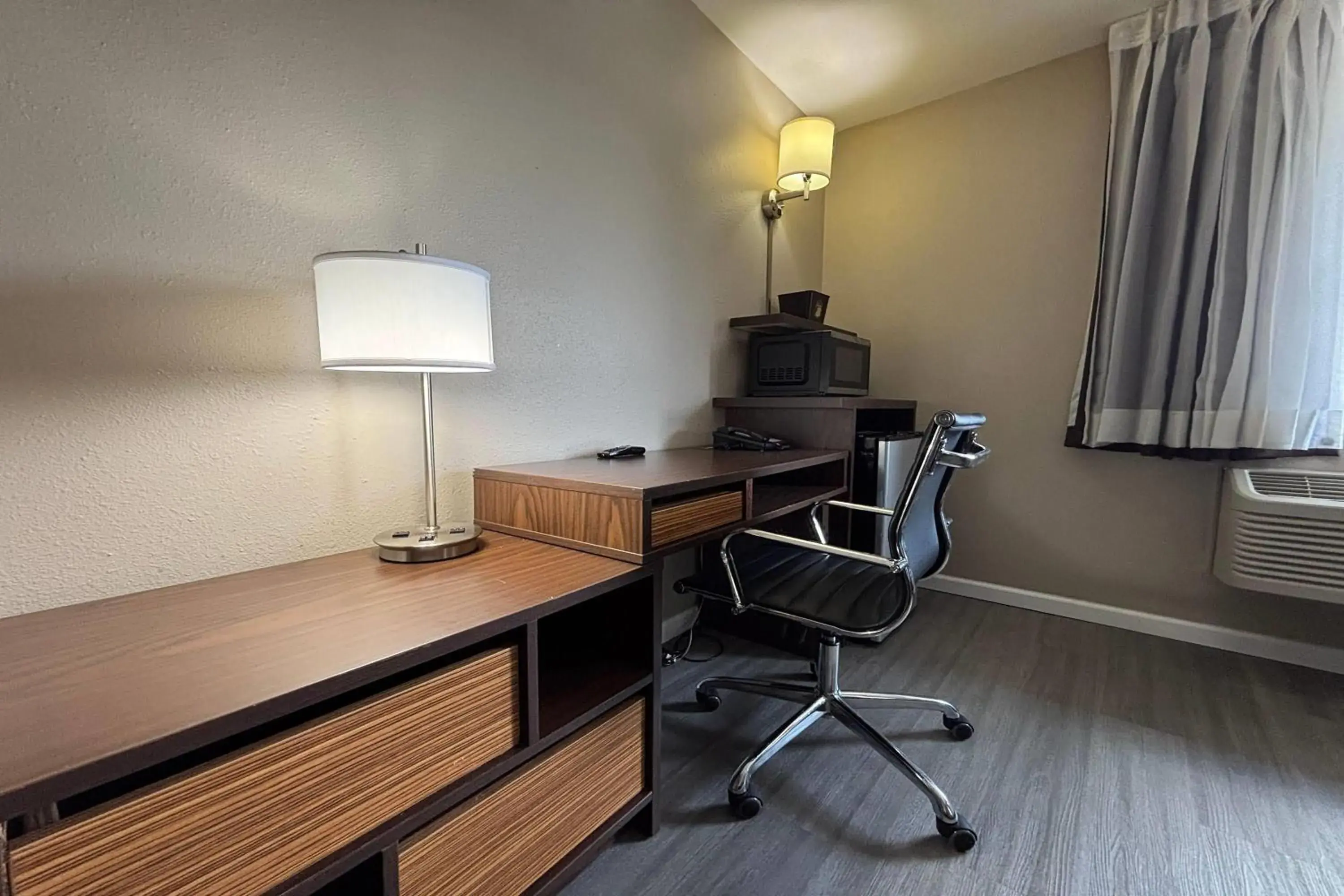 Photo of the whole room in Super 8 by Wyndham Alton Photo of the whole room in Super 8 by Wyndham Alton