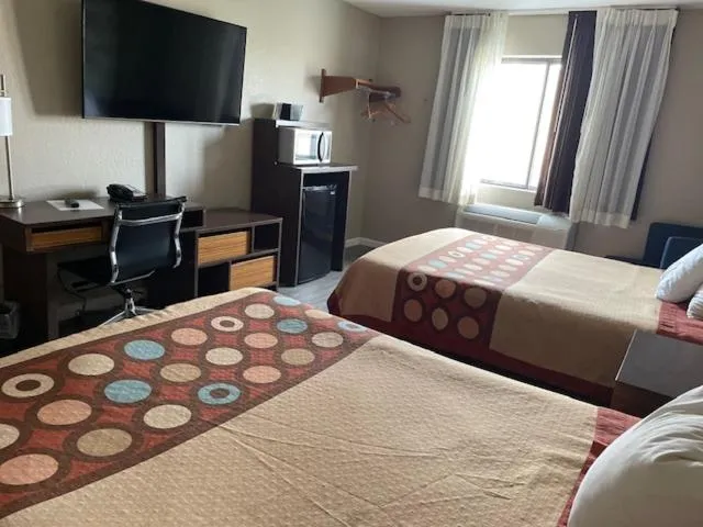 Bedroom, Bed in Super 8 by Wyndham Alton