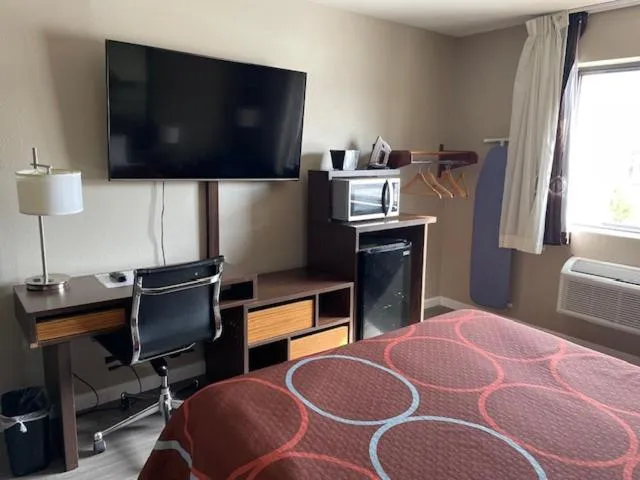 Bedroom, Bed in Super 8 by Wyndham Alton