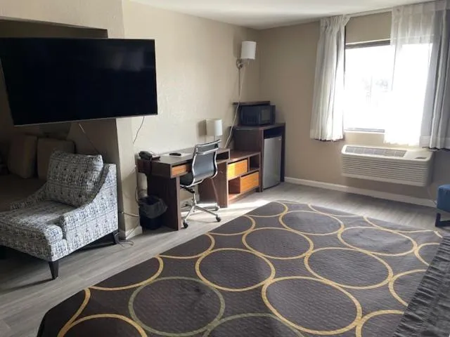 Bedroom, Bed in Super 8 by Wyndham Alton