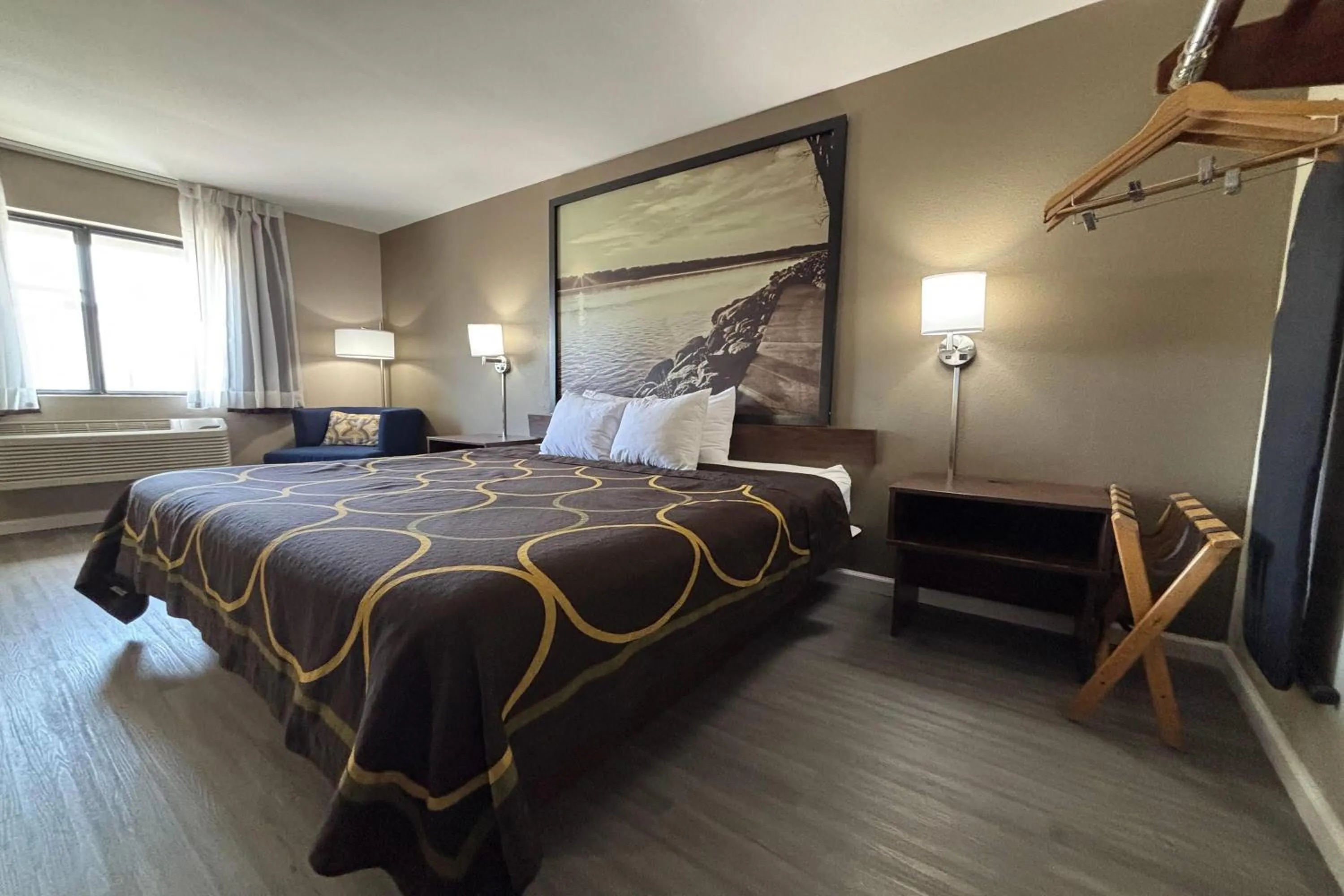 Photo of the whole room, Bed in Super 8 by Wyndham Alton