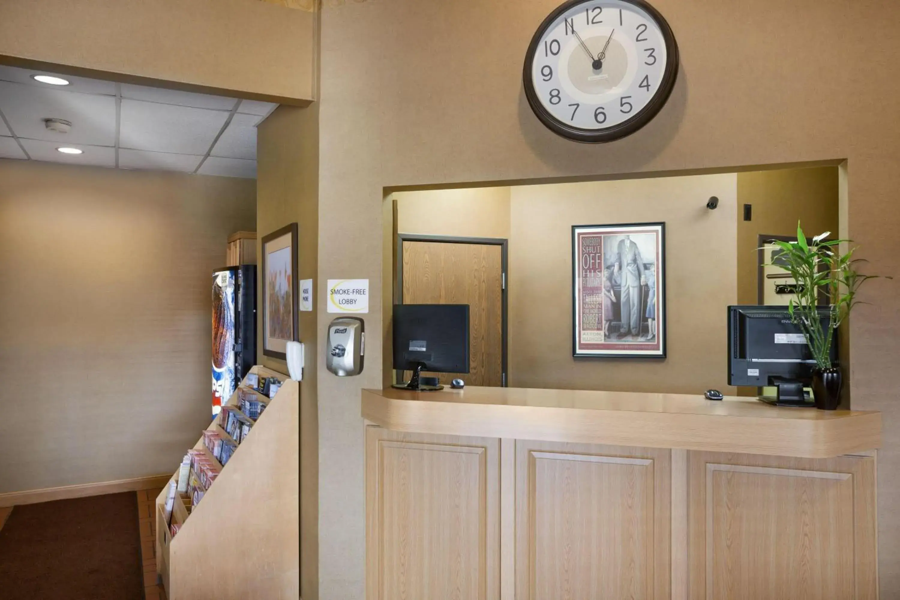 Lobby or reception in Super 8 by Wyndham Alton Lobby or reception in Super 8 by Wyndham Alton