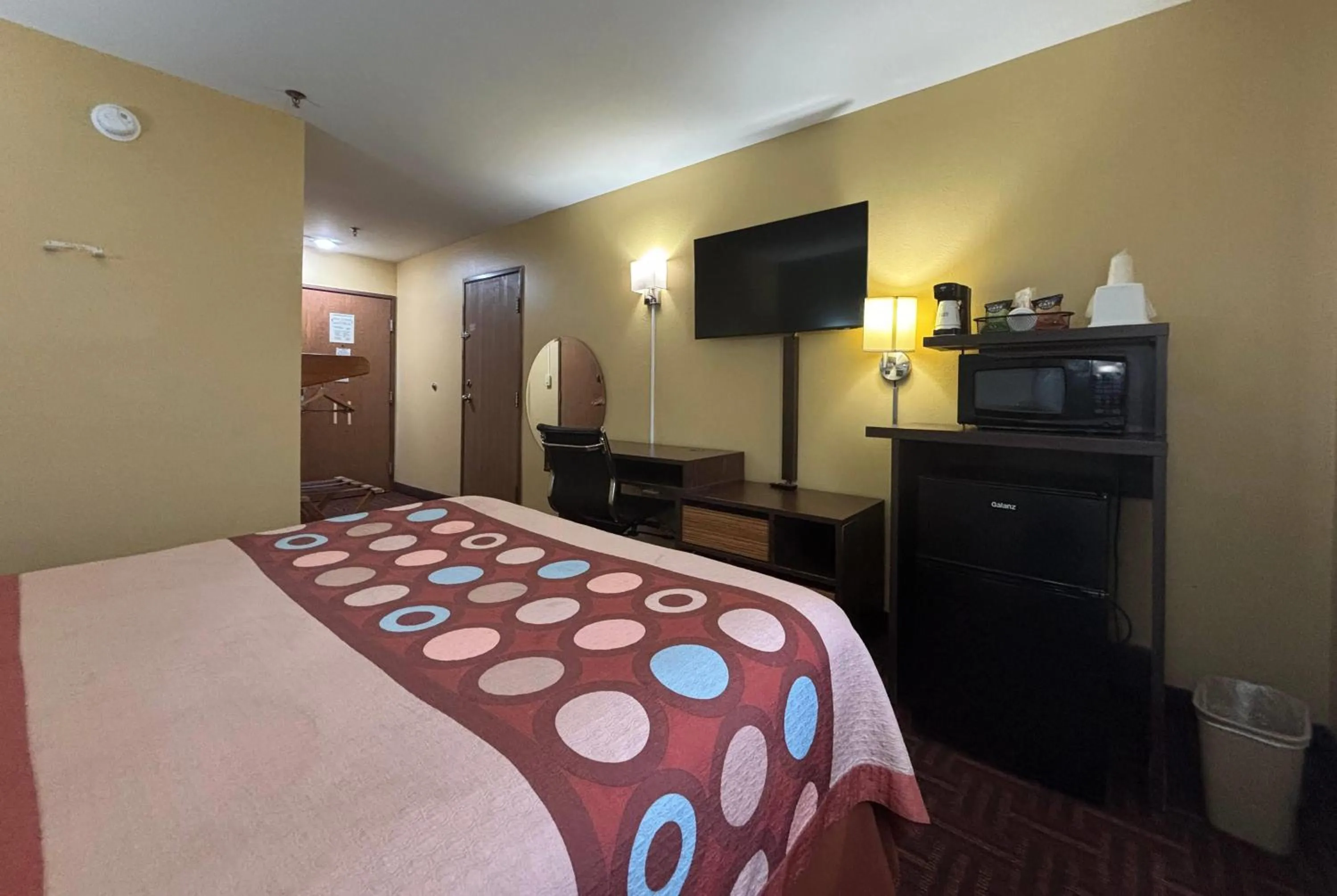 Photo of the whole room, Bed in Super 8 by Wyndham Peoria