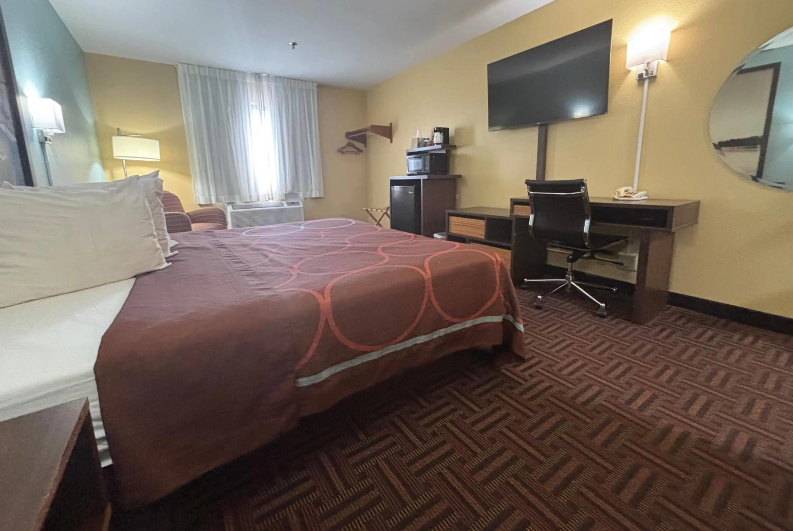 Photo of the whole room, Bed in Super 8 by Wyndham Peoria