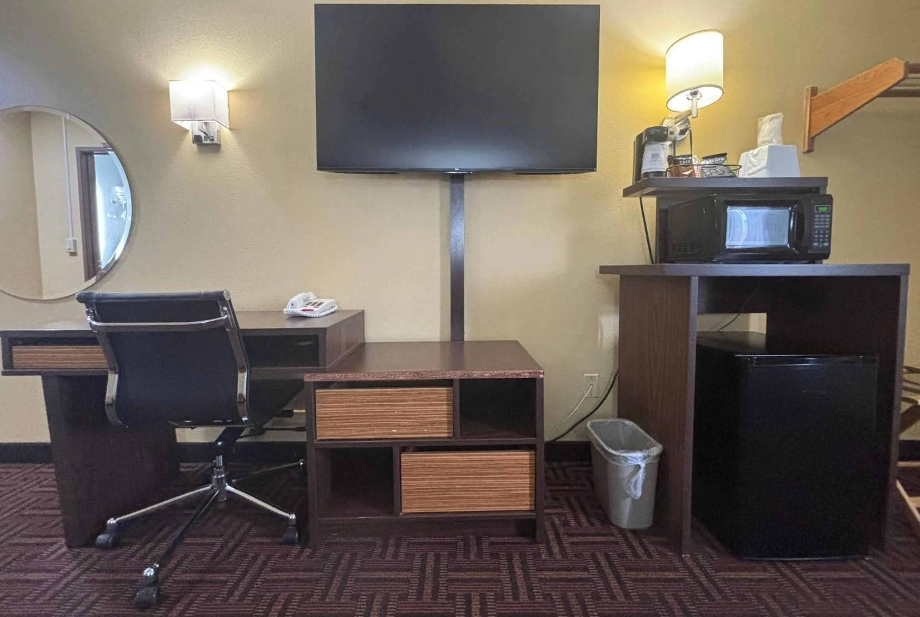 Photo of the whole room in Super 8 by Wyndham Peoria