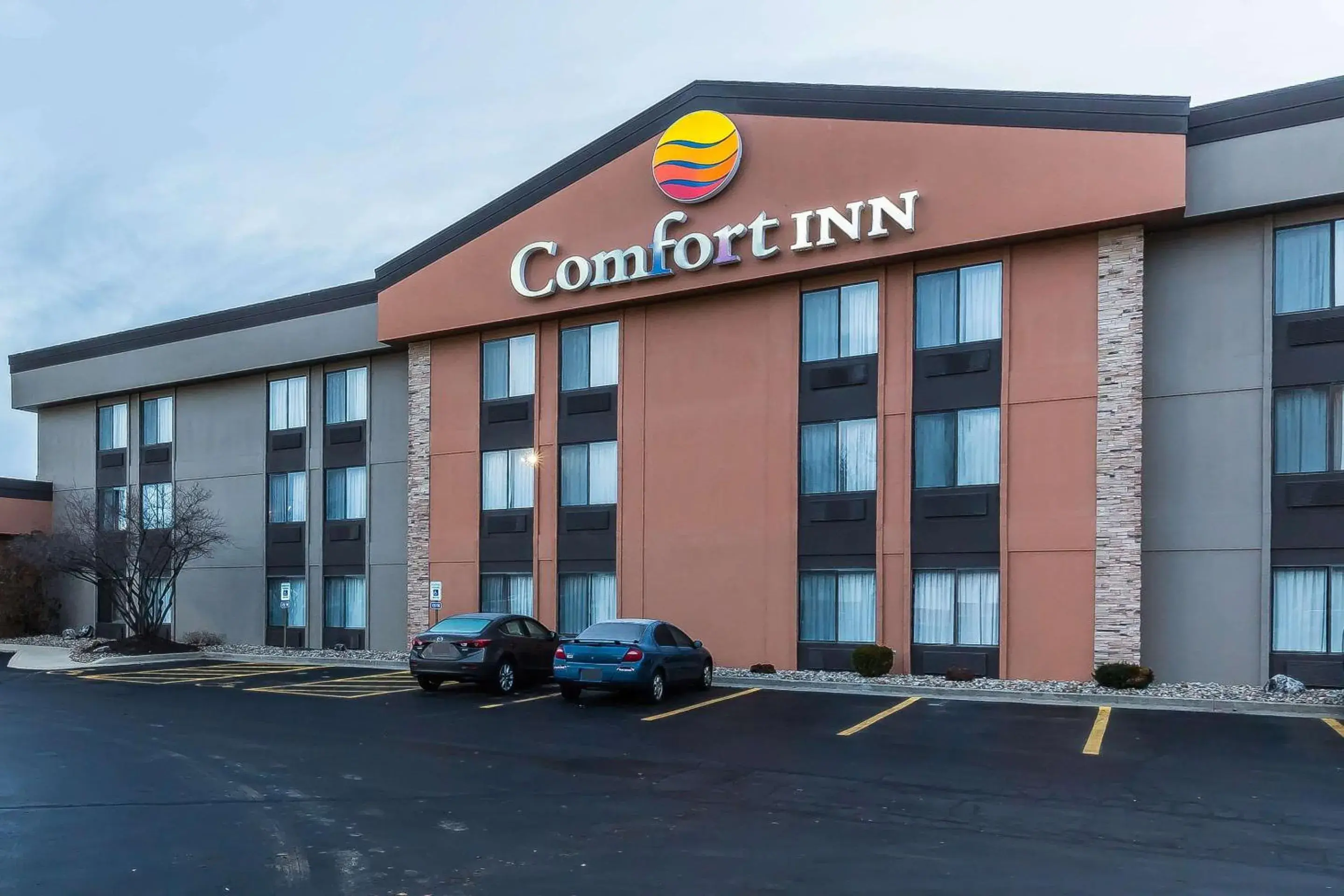 Property building in Comfort Inn Alton near I-255 Property building in Comfort Inn Alton near I-255