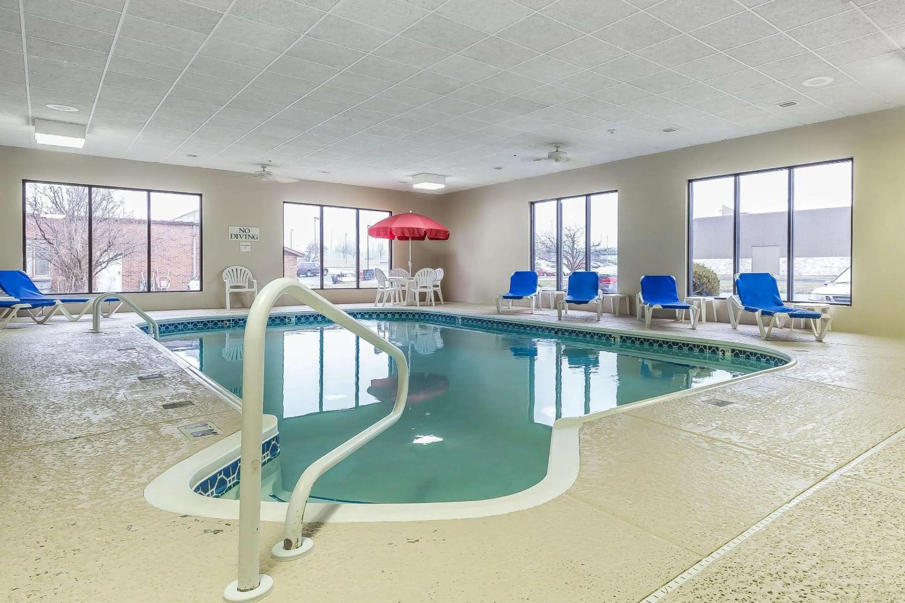 Swimming pool in Comfort Inn Alton near I-255