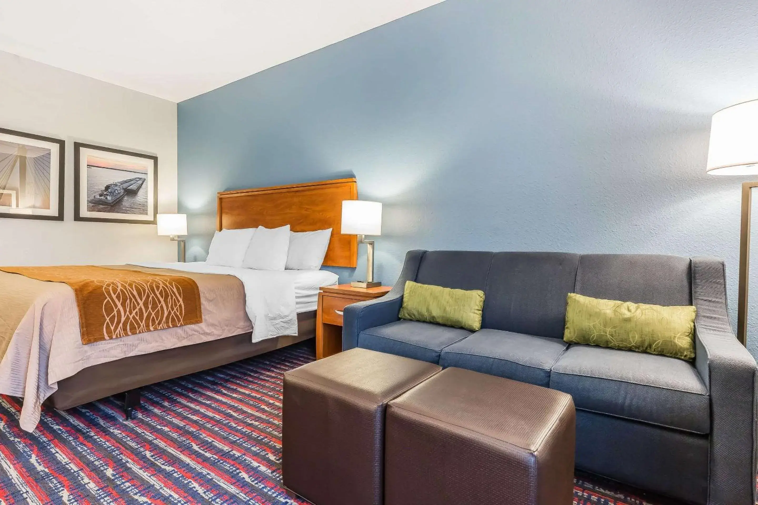 Photo of the whole room, Bed in Comfort Inn Alton near I-255 Photo of the whole room, Bed in Comfort Inn Alton near I-255