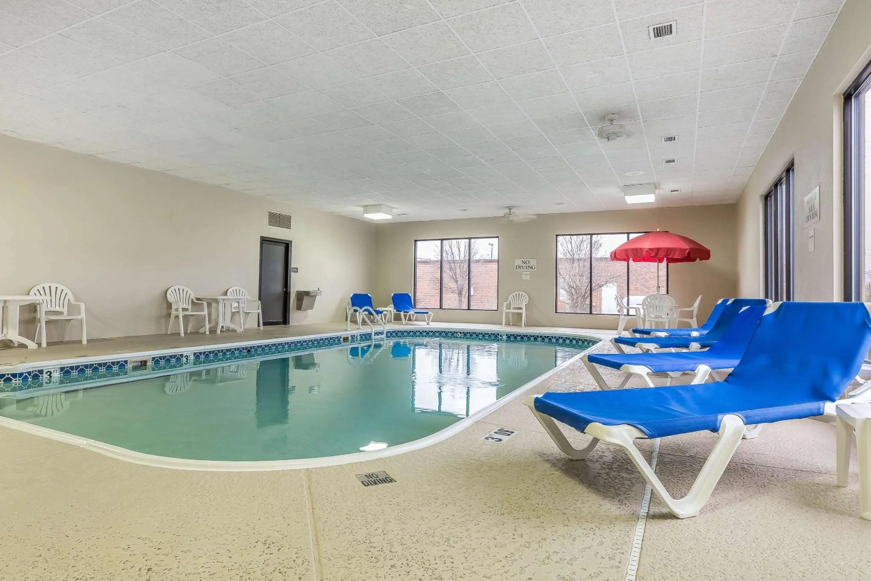Swimming pool in Comfort Inn Alton near I-255