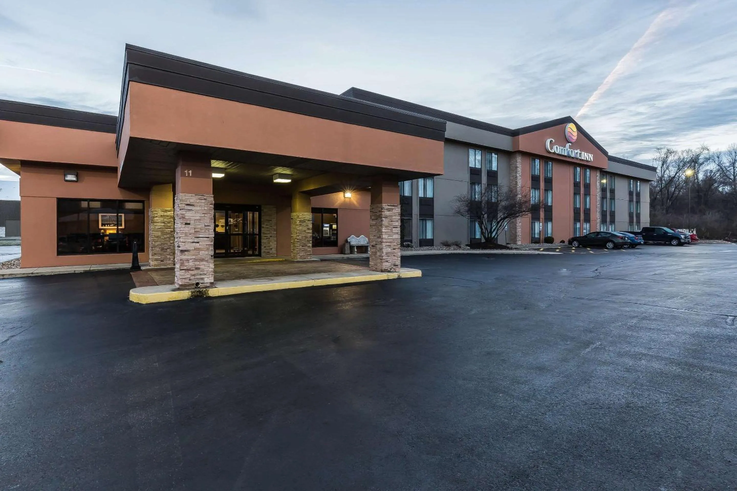 Property building in Comfort Inn Alton near I-255