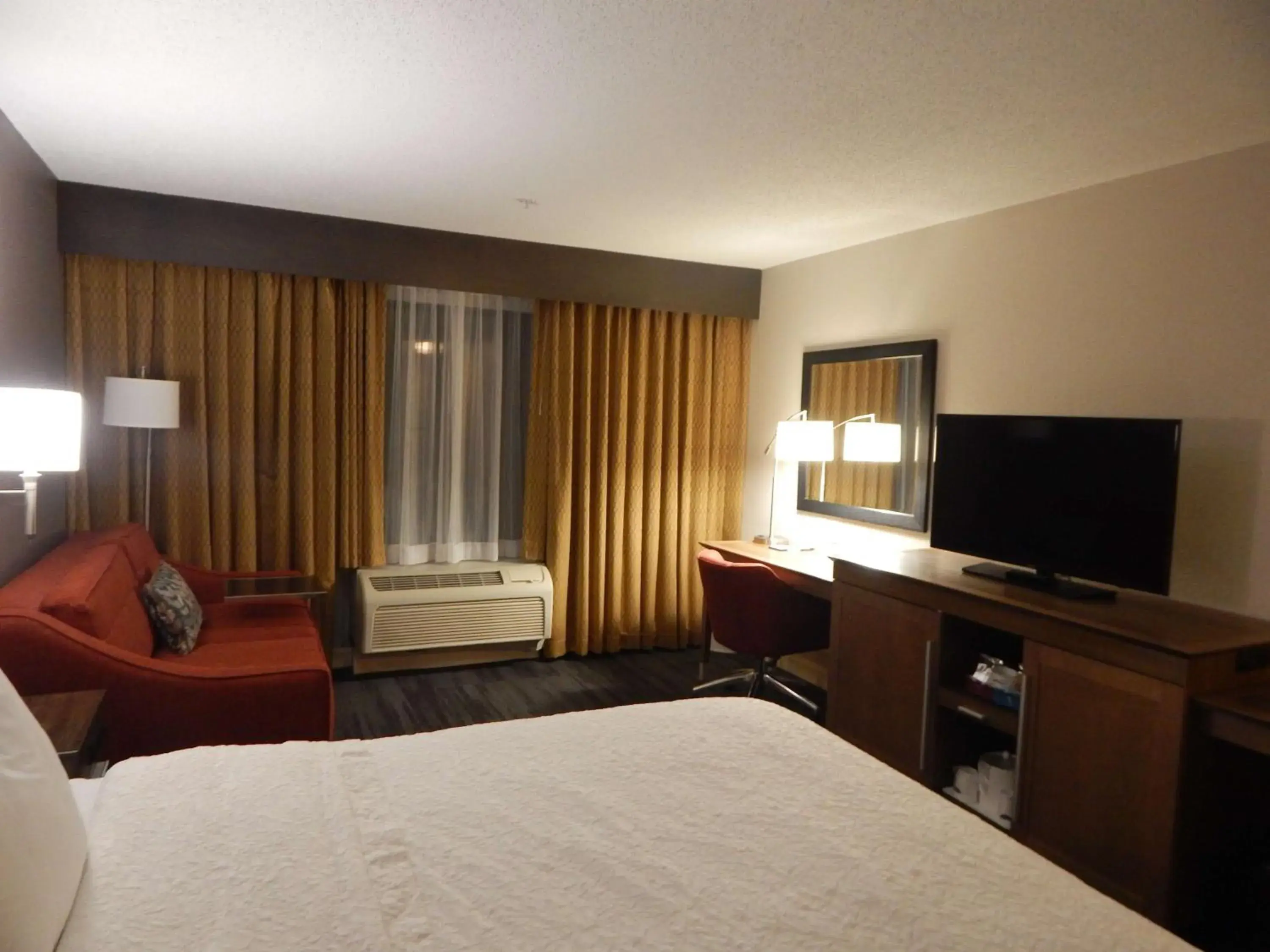 Bedroom, Bed in Hampton Inn Heath Bedroom, Bed in Hampton Inn Heath