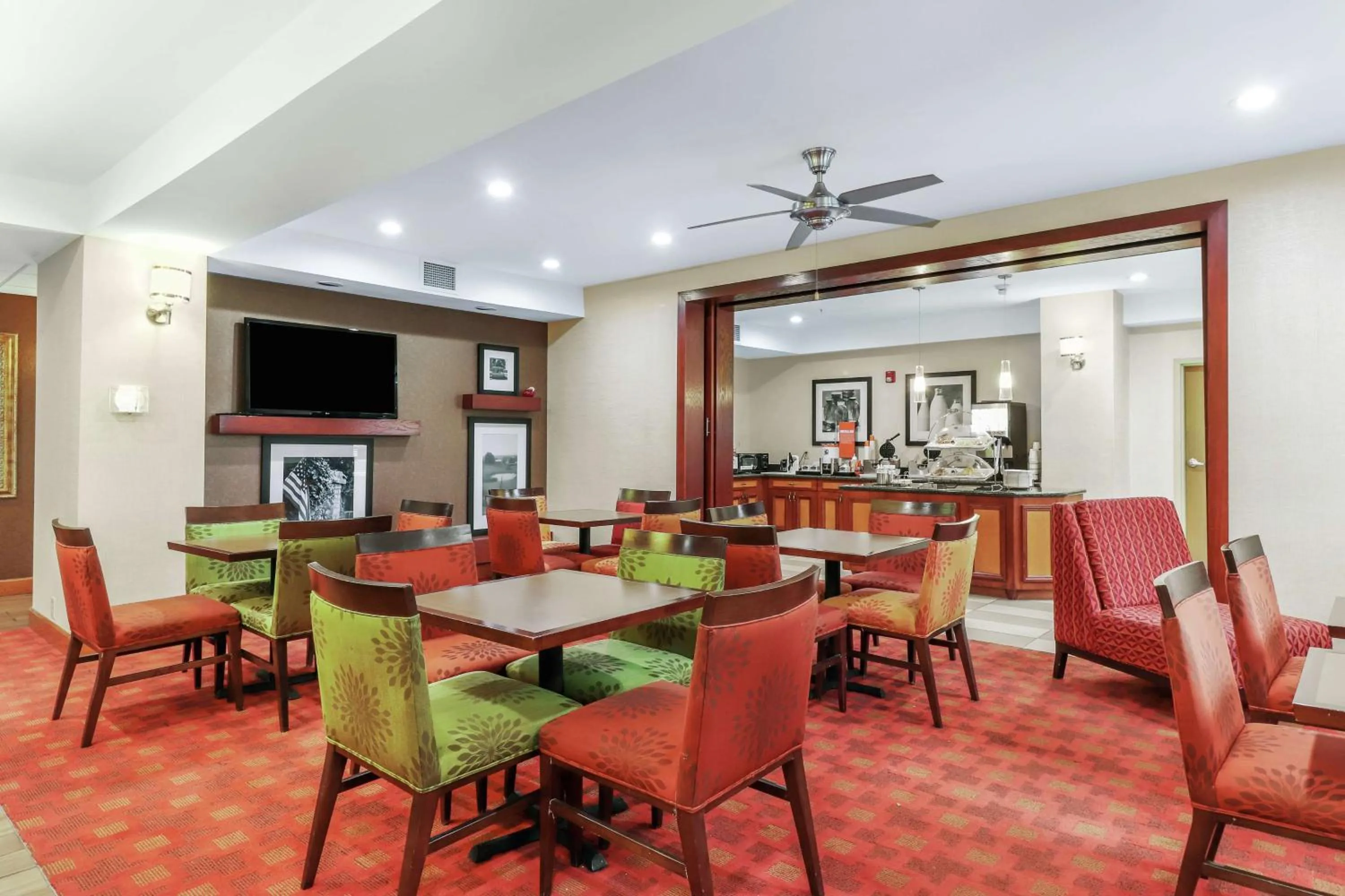 Dining area in Hampton Inn Heath