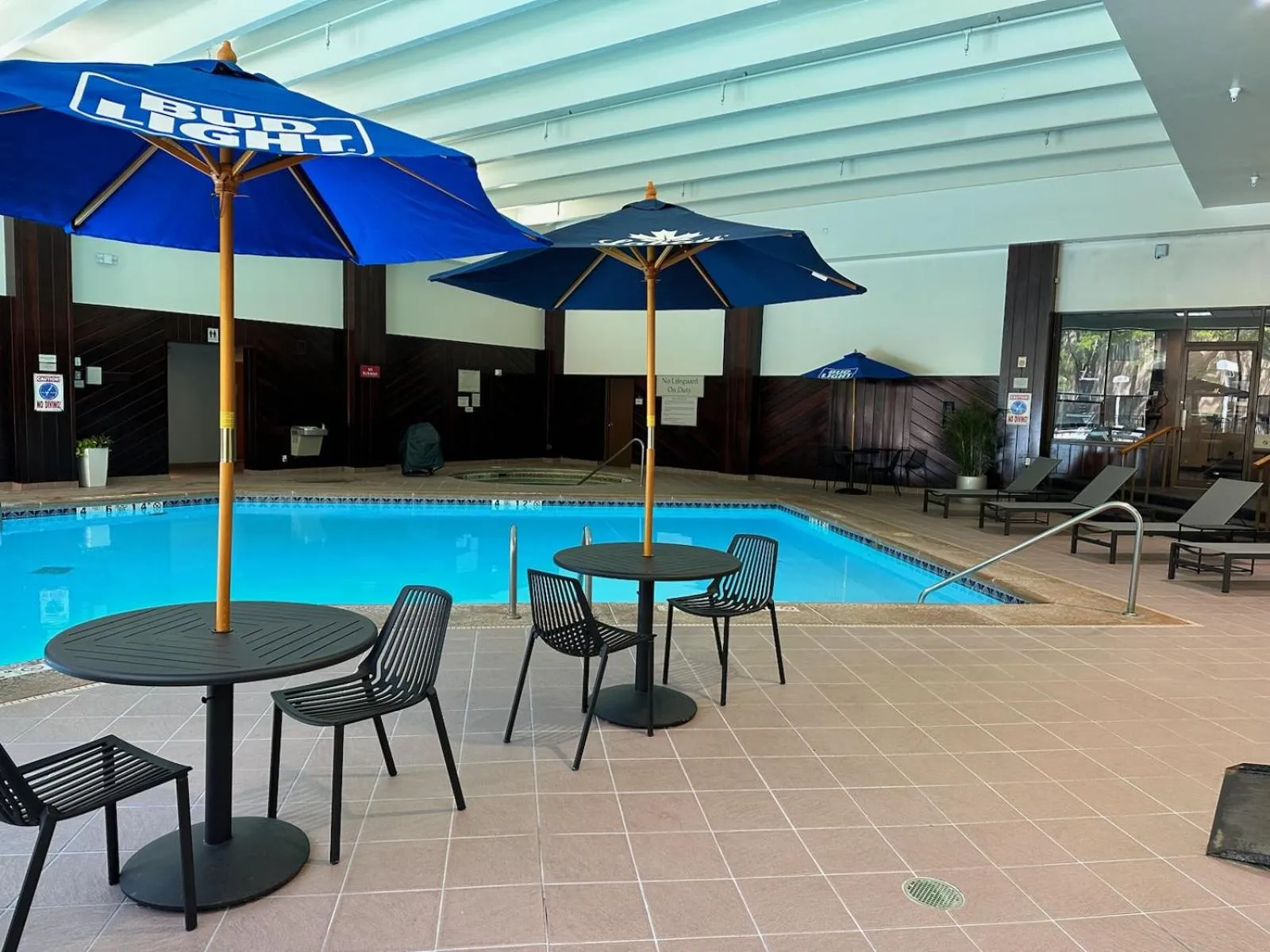 Swimming pool in Buffalo Marriott Niagara