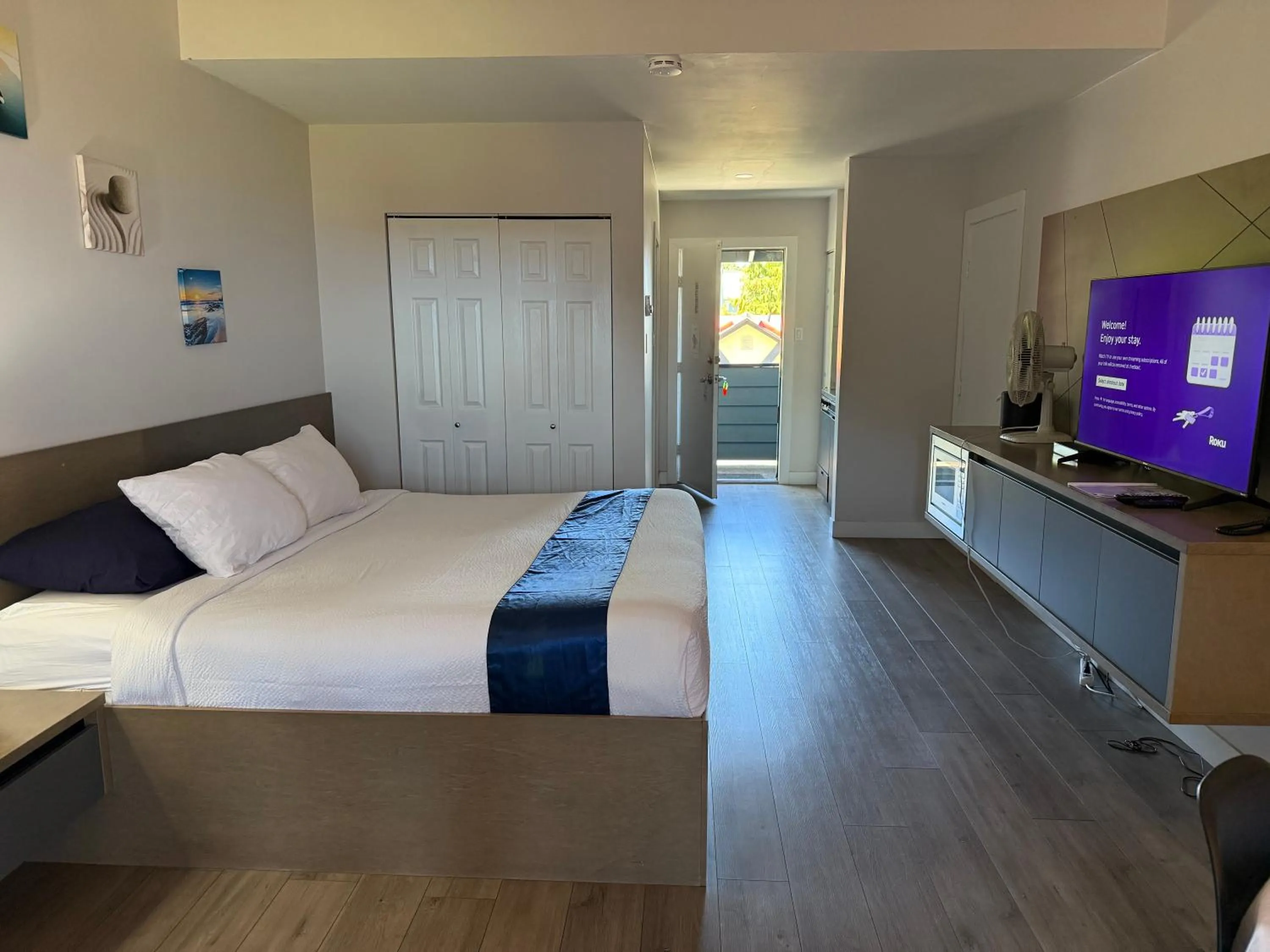 Bed in Sand Pebbles Inn