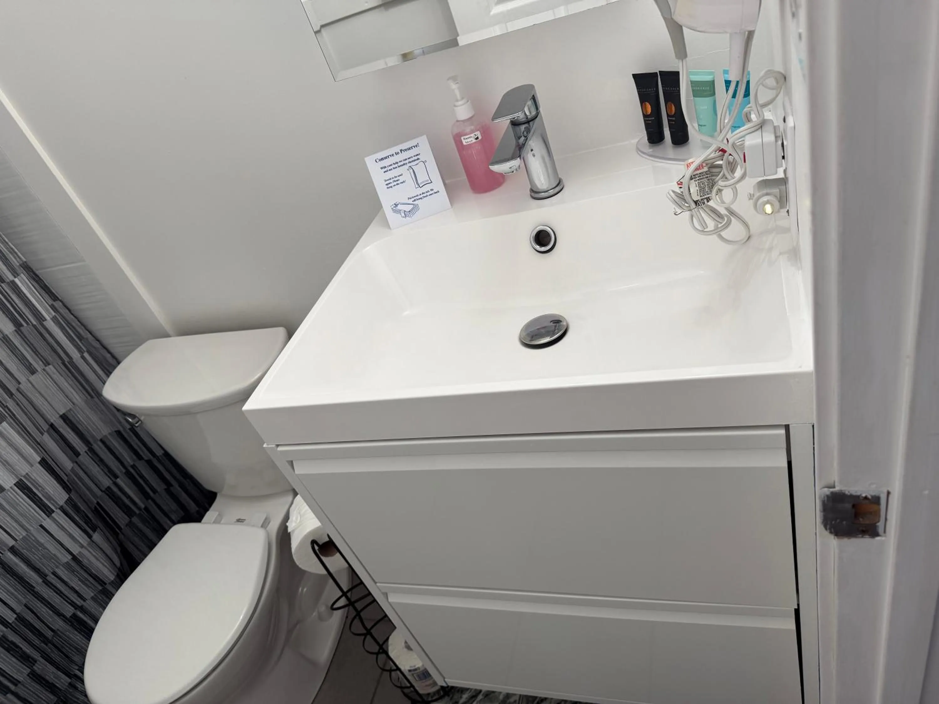 Bathroom in Sand Pebbles Inn