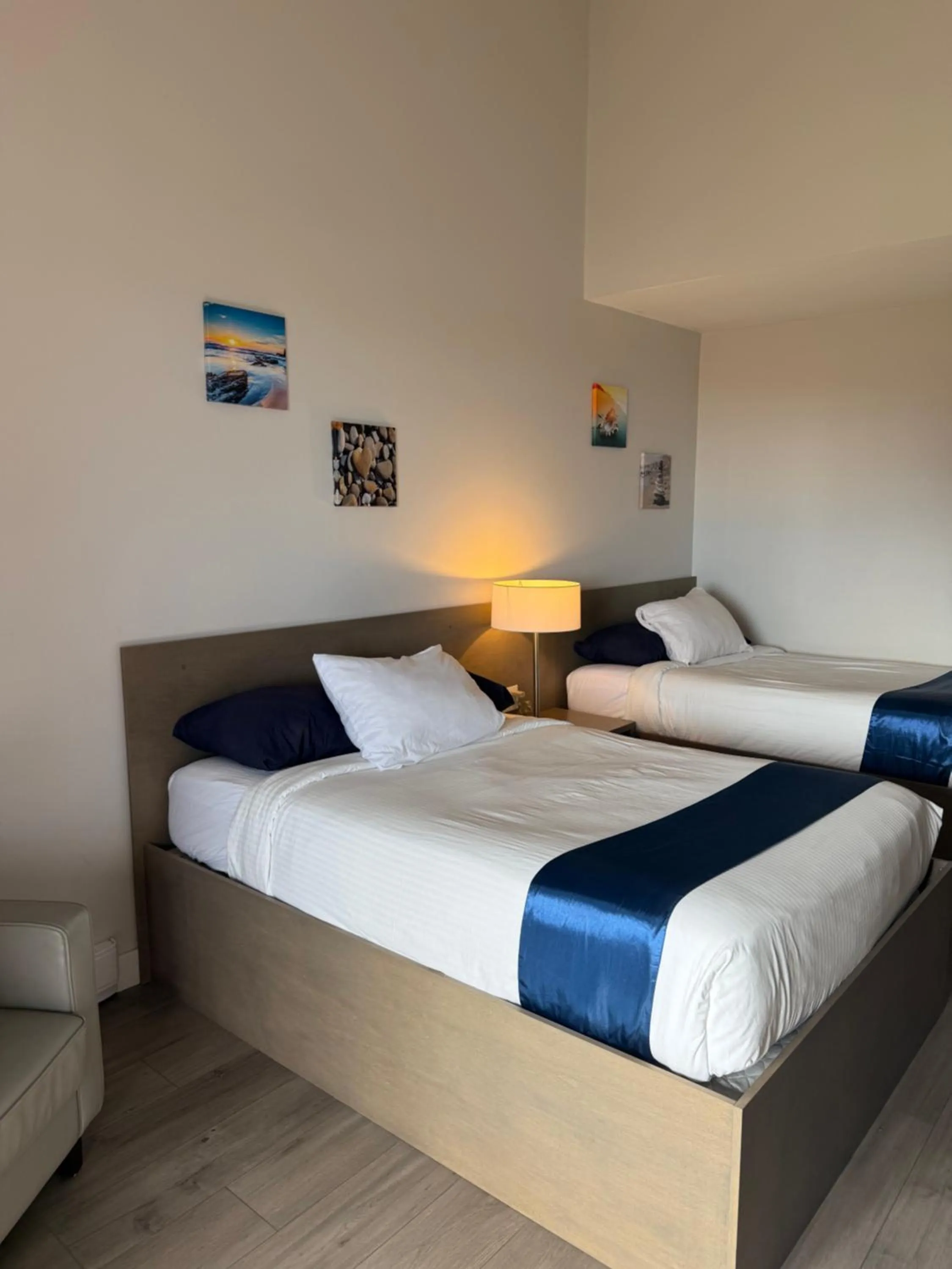 Bed in Sand Pebbles Inn