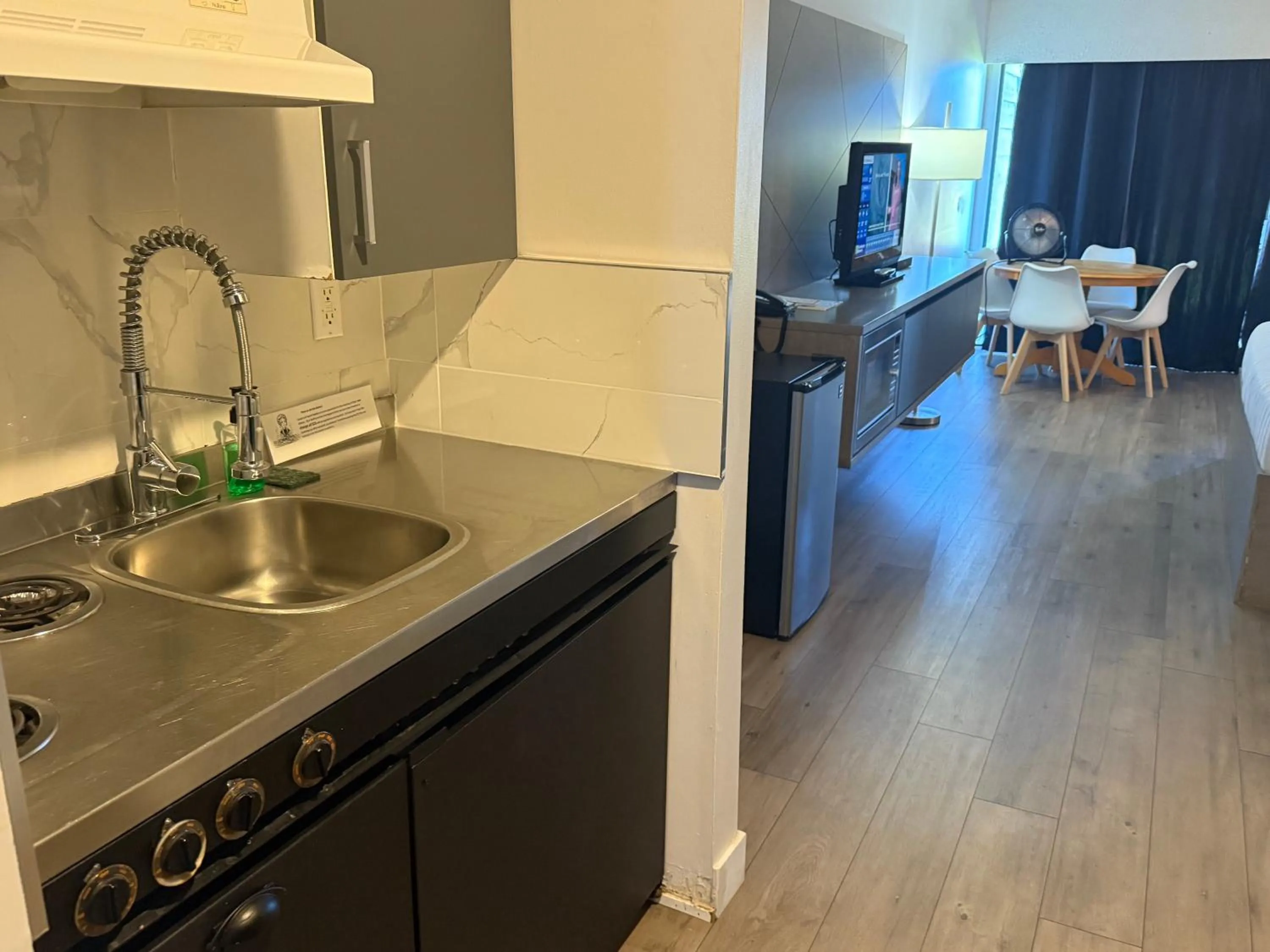 Kitchen or kitchenette in Sand Pebbles Inn