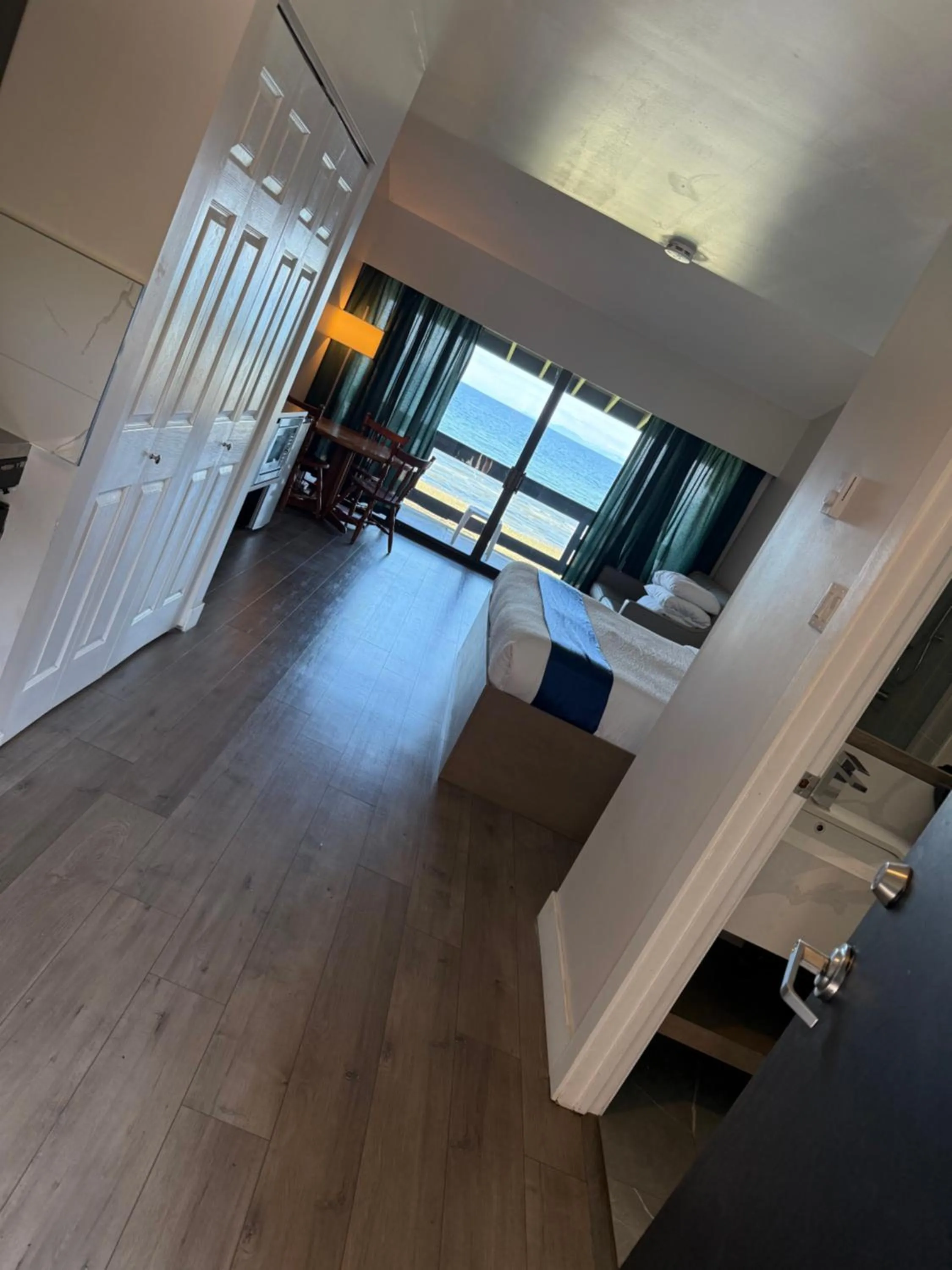 Photo of the whole room in Sand Pebbles Inn