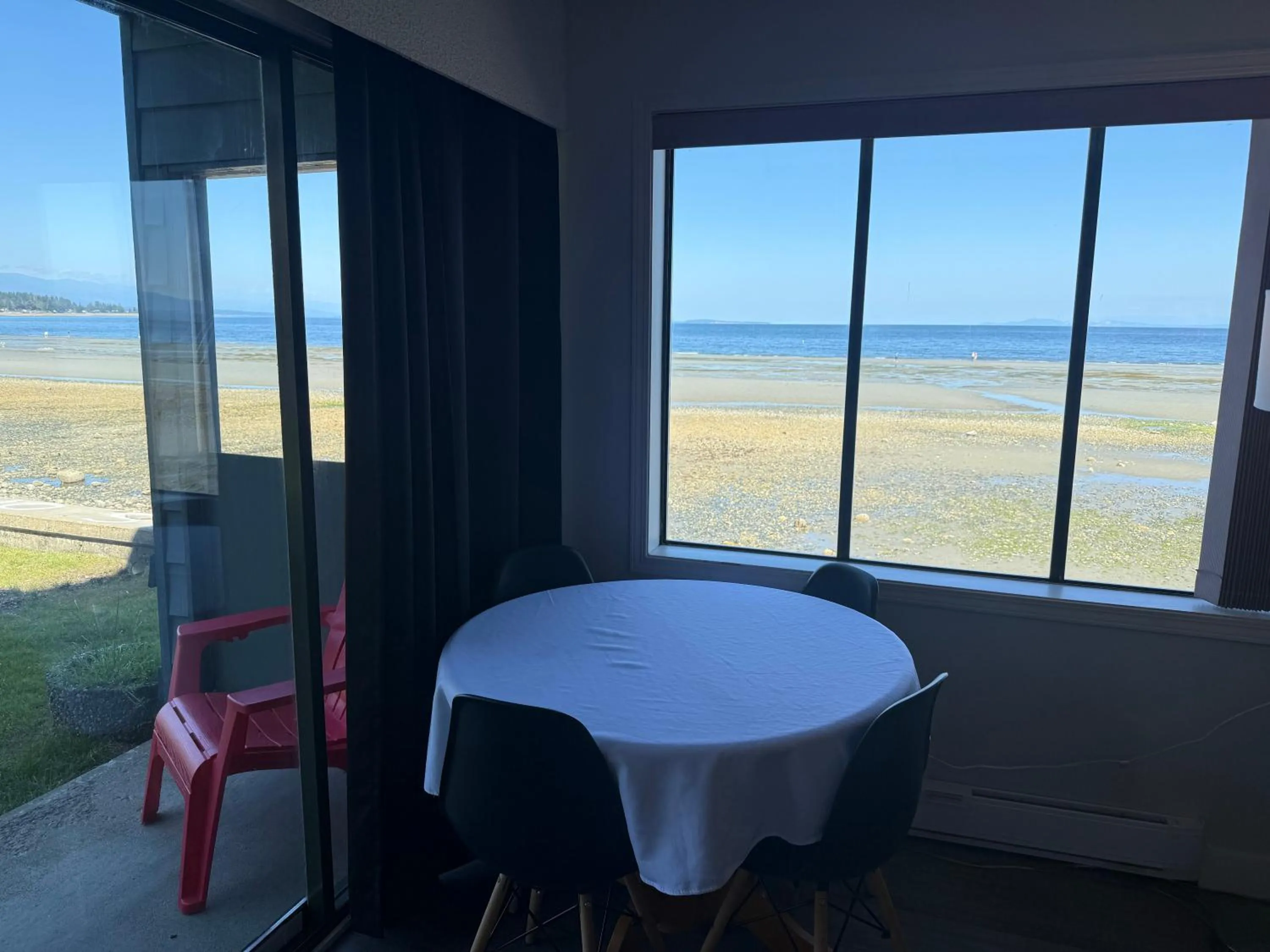 Seating area in Sand Pebbles Inn