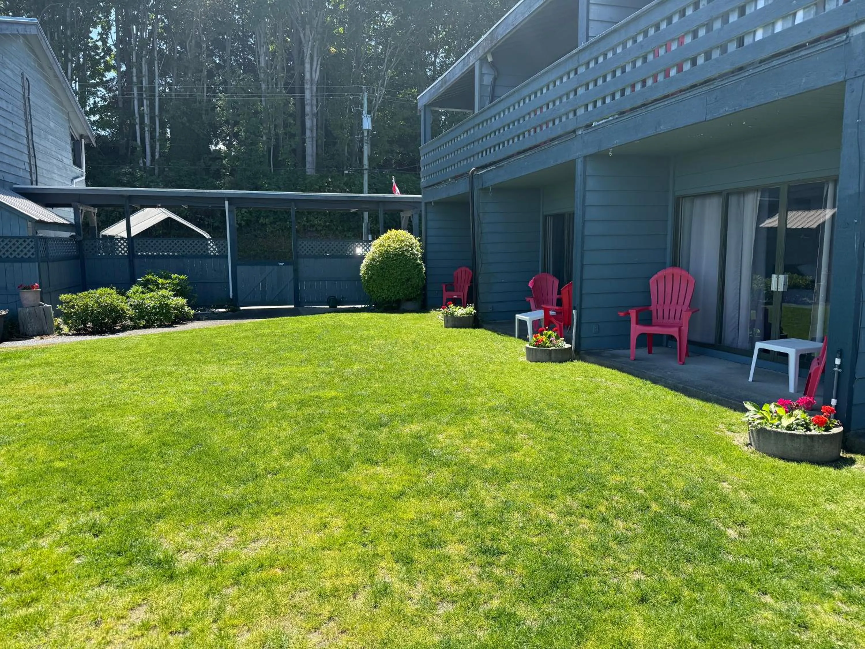 Garden in Sand Pebbles Inn