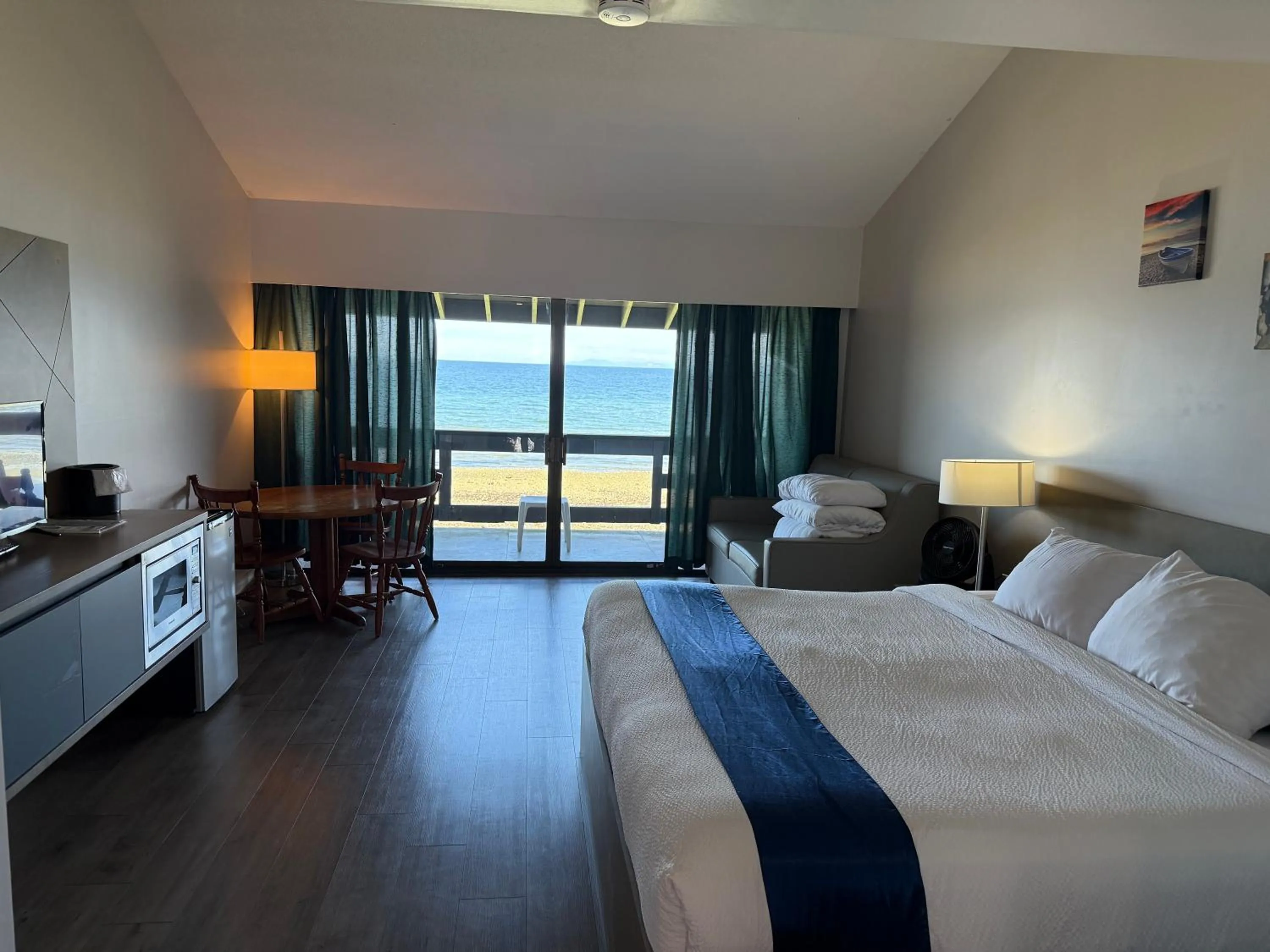 Photo of the whole room, Bed in Sand Pebbles Inn